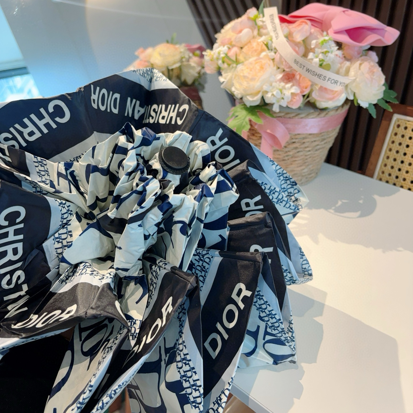  DIOR （迪奥） 五折手开折叠伞 超轻口袋 仅18cm  热卖款 时尚指数爆表 无论晴天雨天使用都相