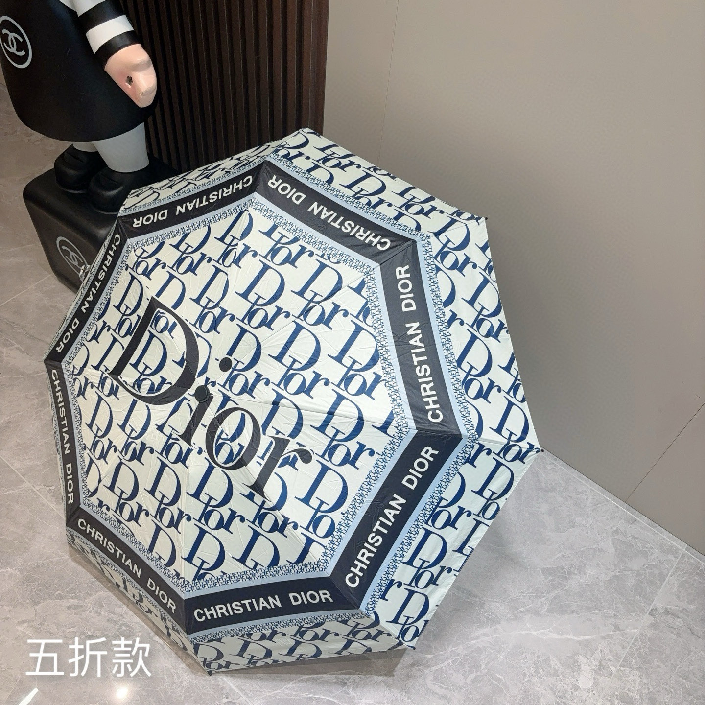  DIOR （迪奥） 五折手开折叠伞 超轻口袋 仅18cm  热卖款 时尚指数爆表 无论晴天雨天使用都相