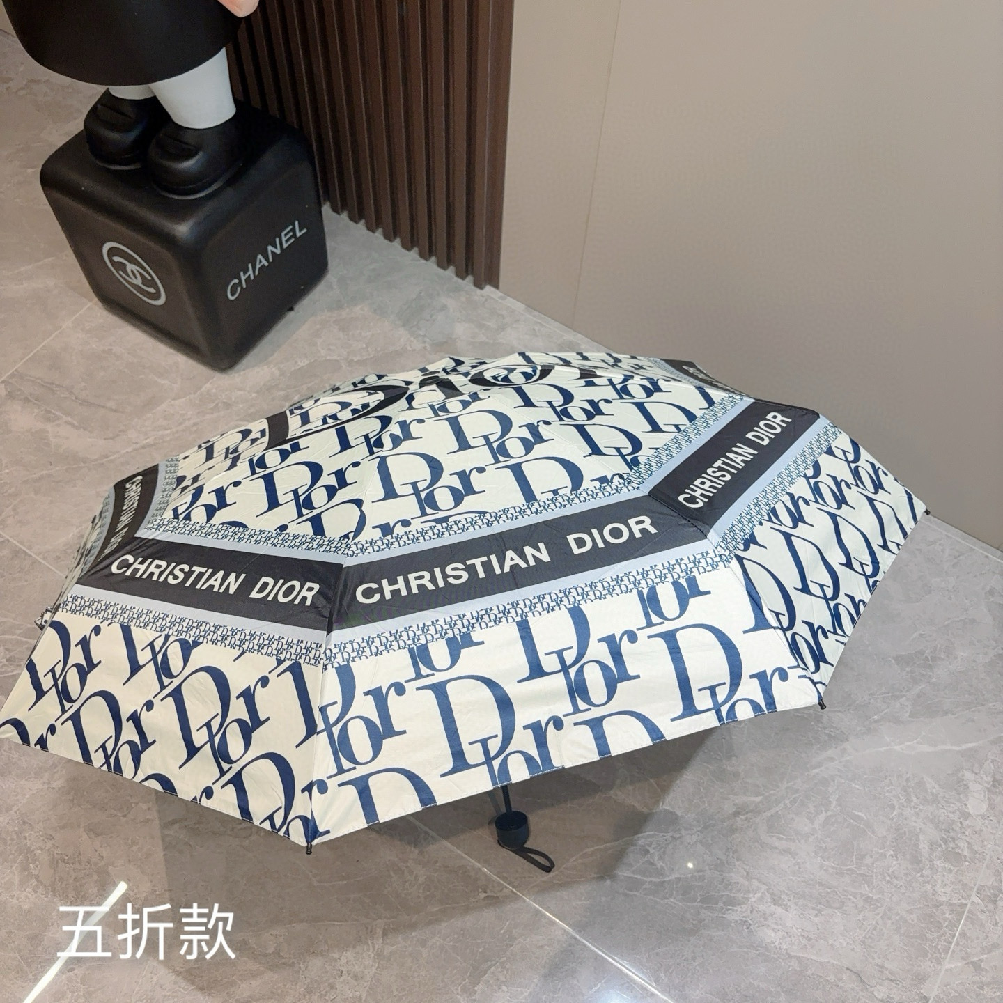  DIOR （迪奥） 五折手开折叠伞 超轻口袋 仅18cm  热卖款 时尚指数爆表 无论晴天雨天使用都相