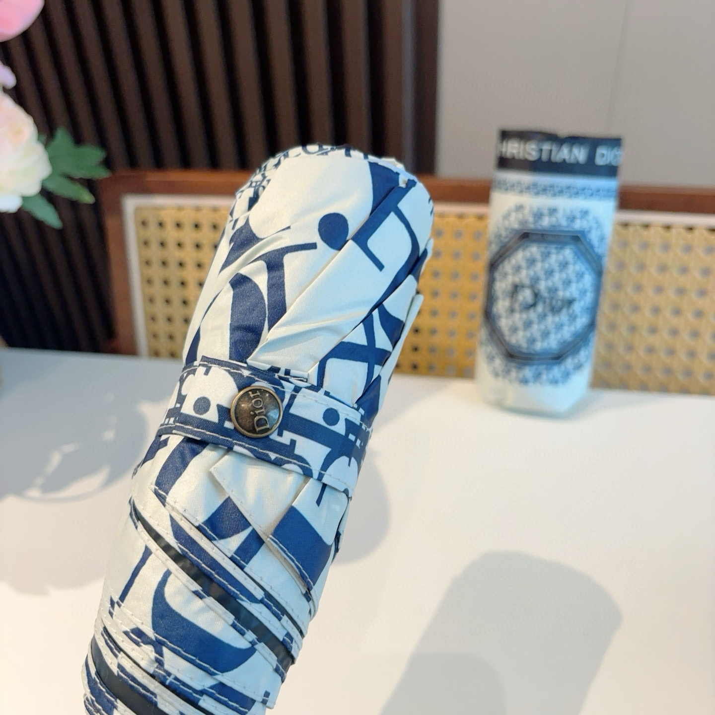  DIOR （迪奥） 五折手开折叠伞 超轻口袋 仅18cm  热卖款 时尚指数爆表 无论晴天雨天使用都相