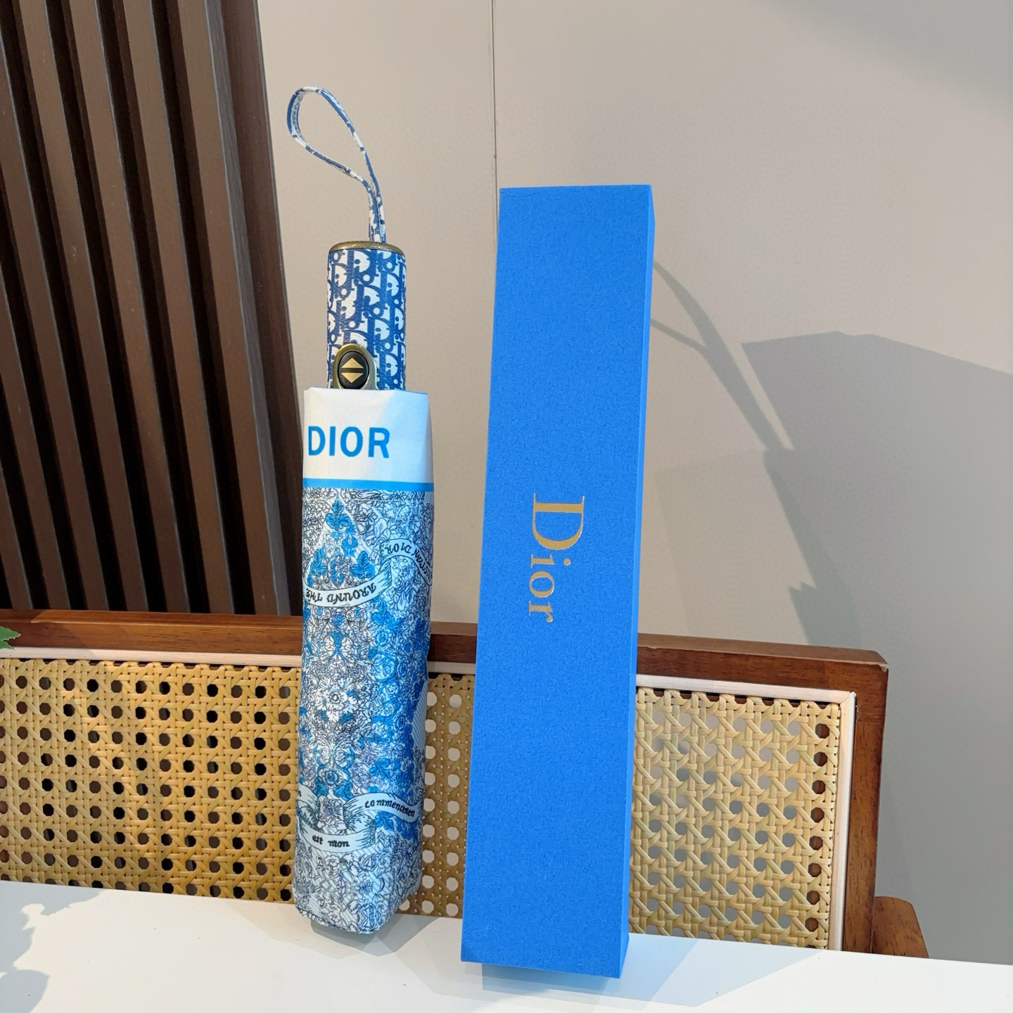  DIOR（迪奥）三折自动折叠晴雨伞  时尚原单代工品质 细节精致 看得见的品质 打破一成不变 色泽纯正