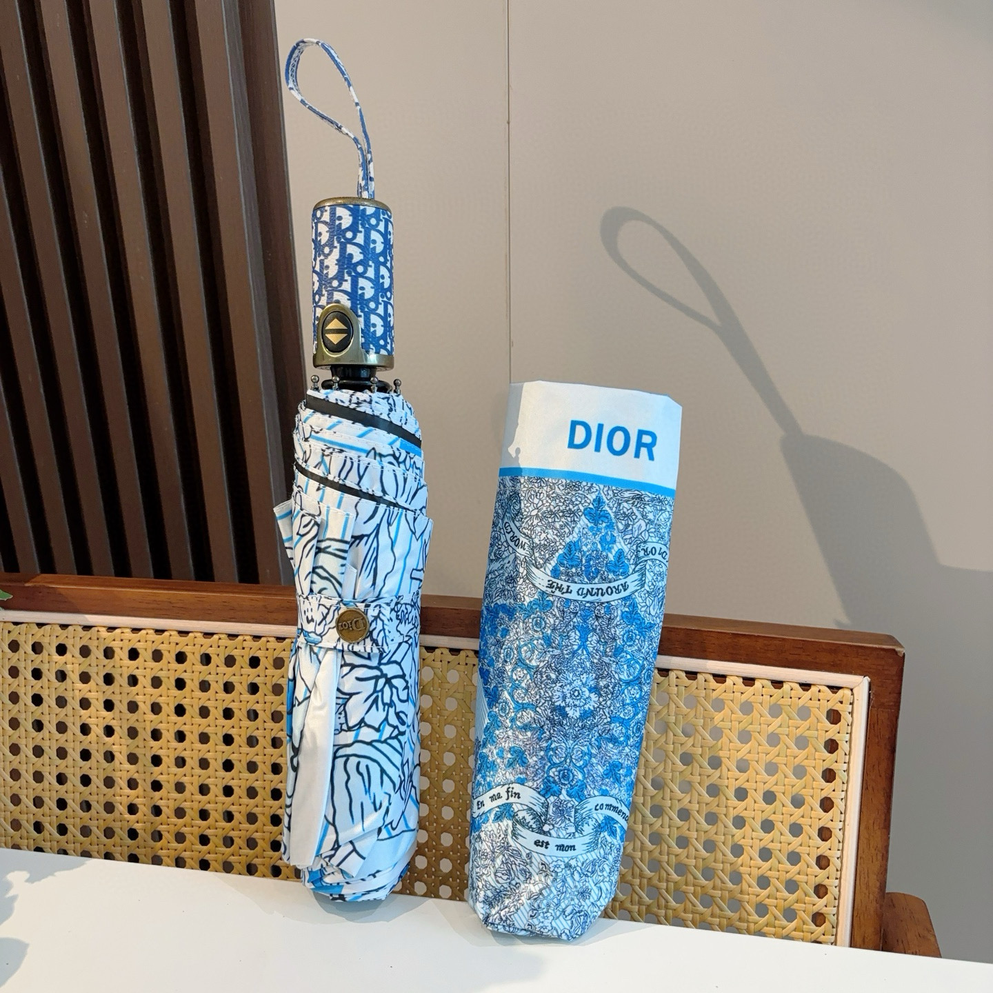  DIOR（迪奥）三折自动折叠晴雨伞  时尚原单代工品质 细节精致 看得见的品质 打破一成不变 色泽纯正
