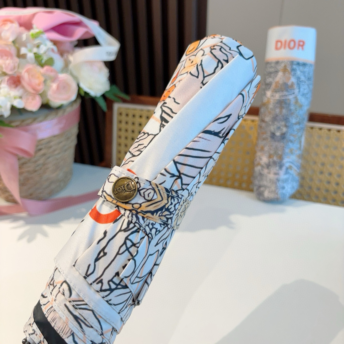  DIOR（迪奥）三折自动折叠晴雨伞  时尚原单代工品质 细节精致 看得见的品质 打破一成不变 色泽纯正