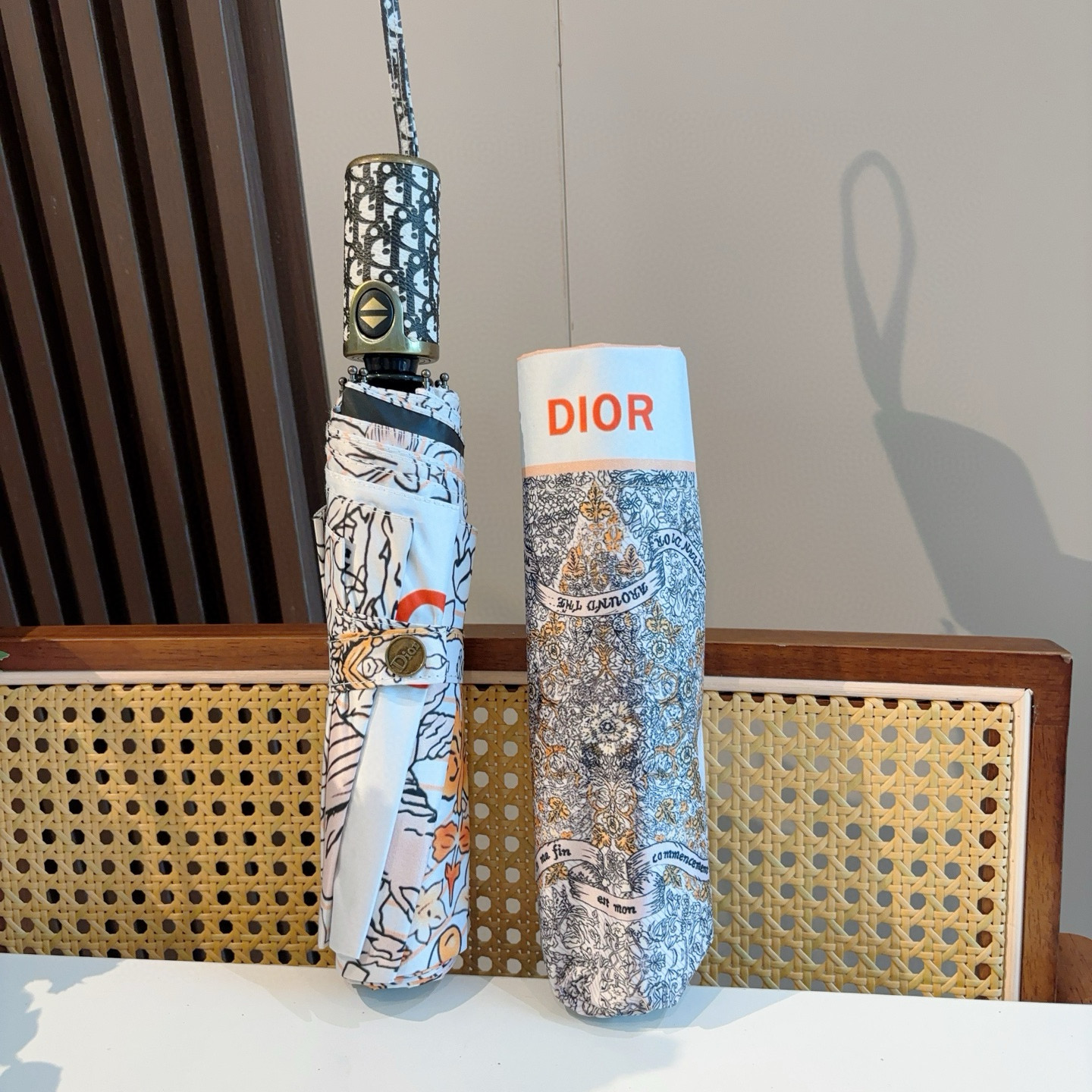  DIOR（迪奥）三折自动折叠晴雨伞  时尚原单代工品质 细节精致 看得见的品质 打破一成不变 色泽纯正