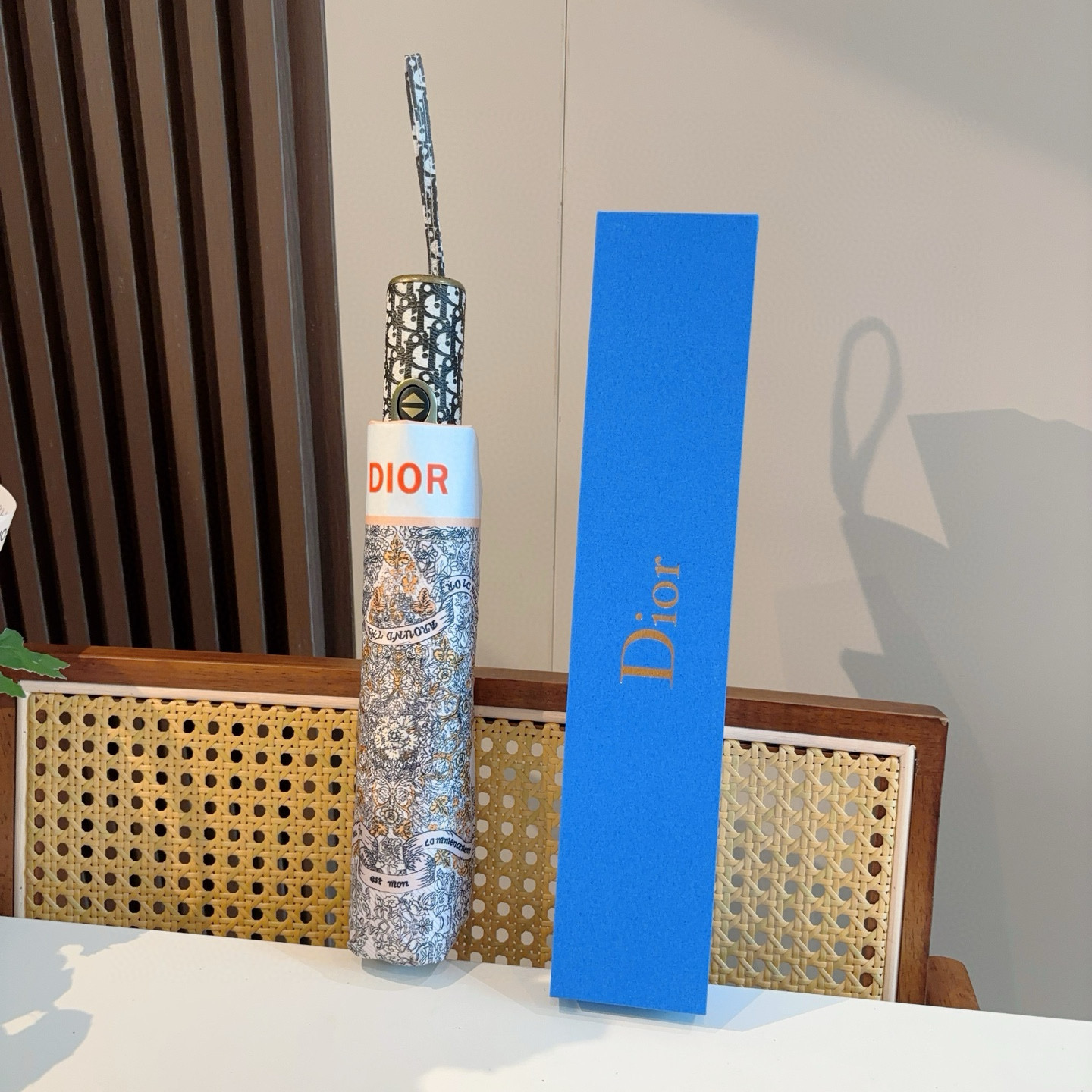  DIOR（迪奥）三折自动折叠晴雨伞  时尚原单代工品质 细节精致 看得见的品质 打破一成不变 色泽纯正