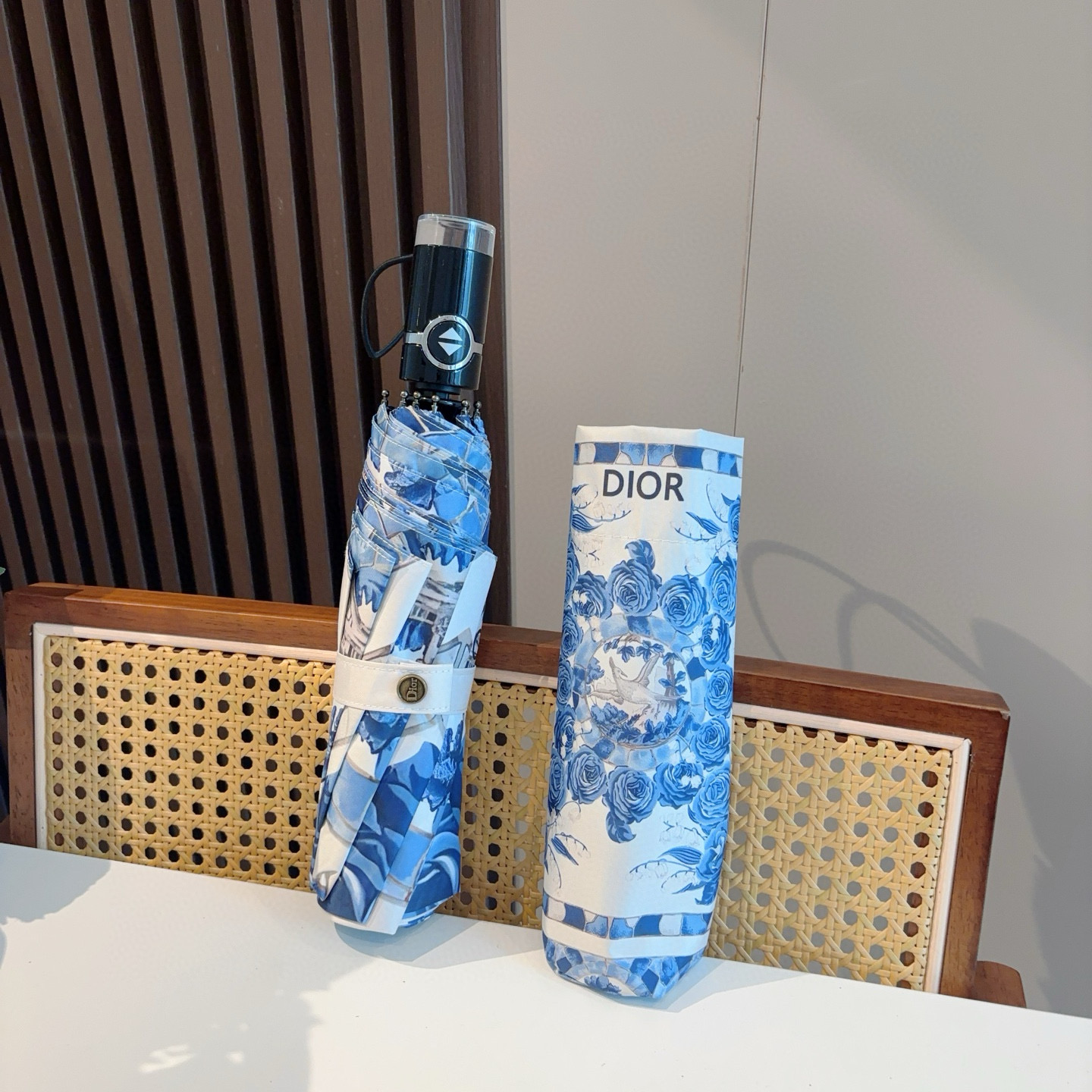  DIOR（迪奥）三折自动折叠晴雨伞  时尚原单代工品质 细节精致 看得见的品质 打破一成不变 色泽纯正