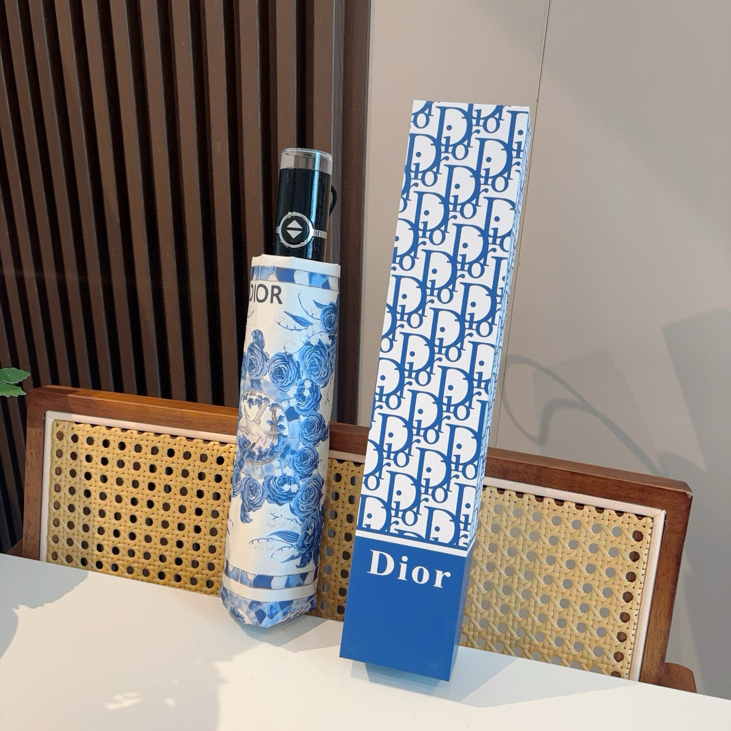  DIOR（迪奥）三折自动折叠晴雨伞  时尚原单代工品质 细节精致 看得见的品质 打破一成不变 色泽纯正