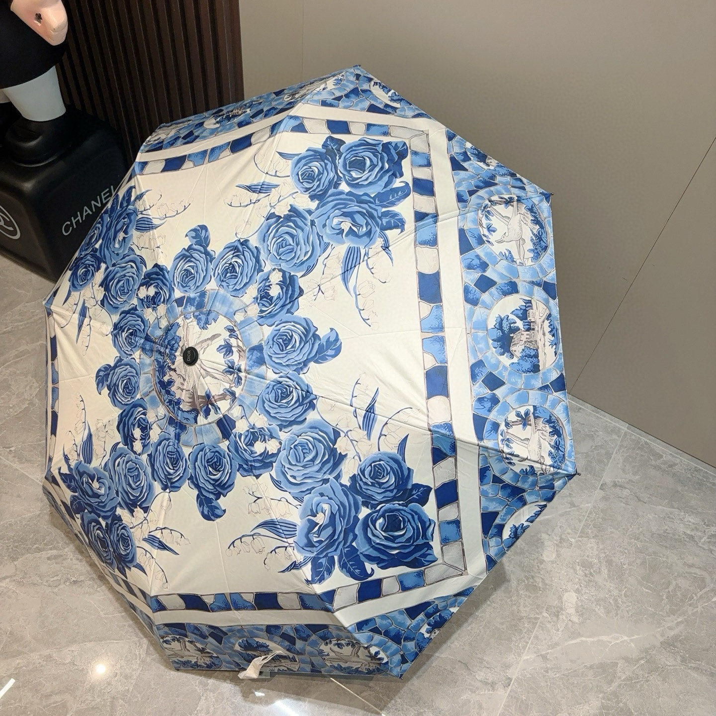  DIOR（迪奥）三折自动折叠晴雨伞  时尚原单代工品质 细节精致 看得见的品质 打破一成不变 色泽纯正