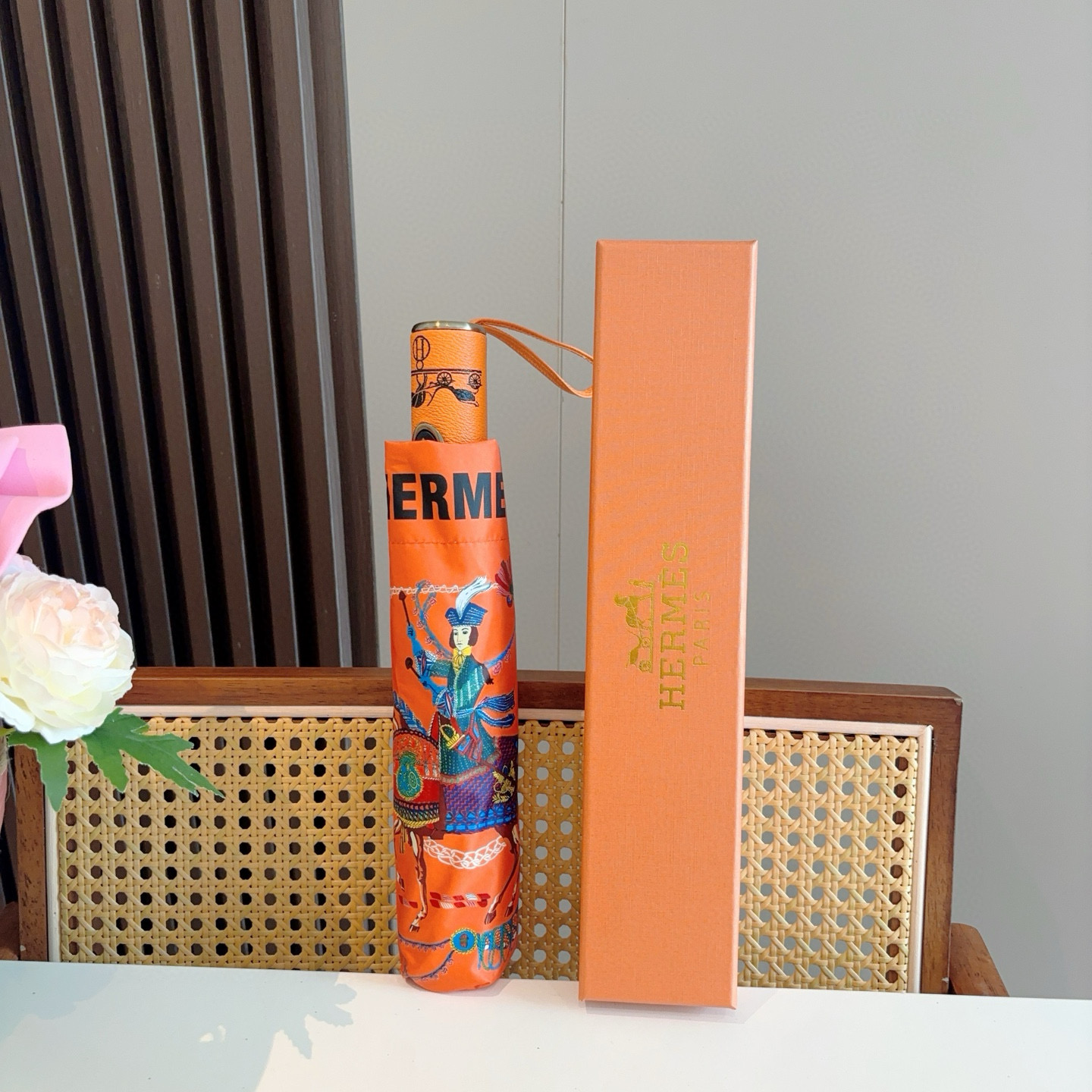 爱马仕（Hermès）   新款 极品H家三折自动伞重磅呈现 以其精湛的工艺技术和源源不断的想像力 新涂