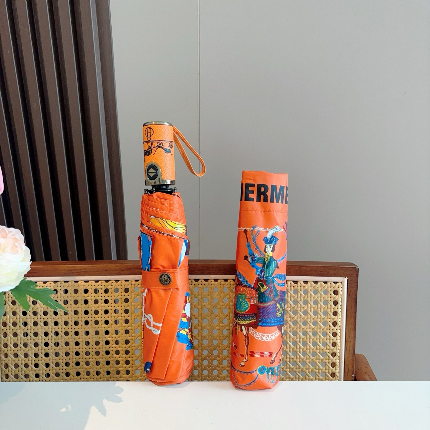 爱马仕（Hermès）   新款 极品H家三折自动伞重磅呈现 以其精湛的工艺技术和源源不断的想像力 新涂