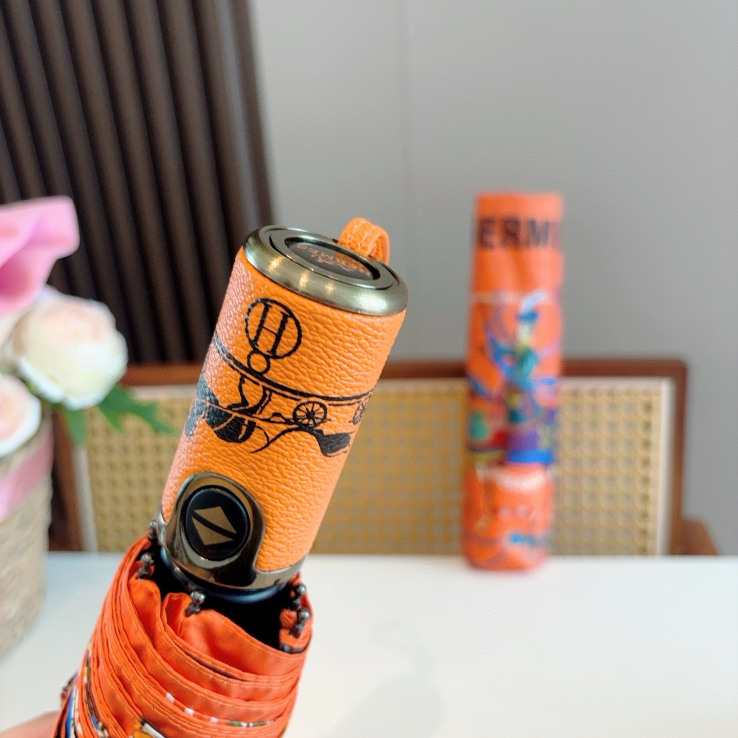 爱马仕（Hermès）   新款 极品H家三折自动伞重磅呈现 以其精湛的工艺技术和源源不断的想像力 新涂