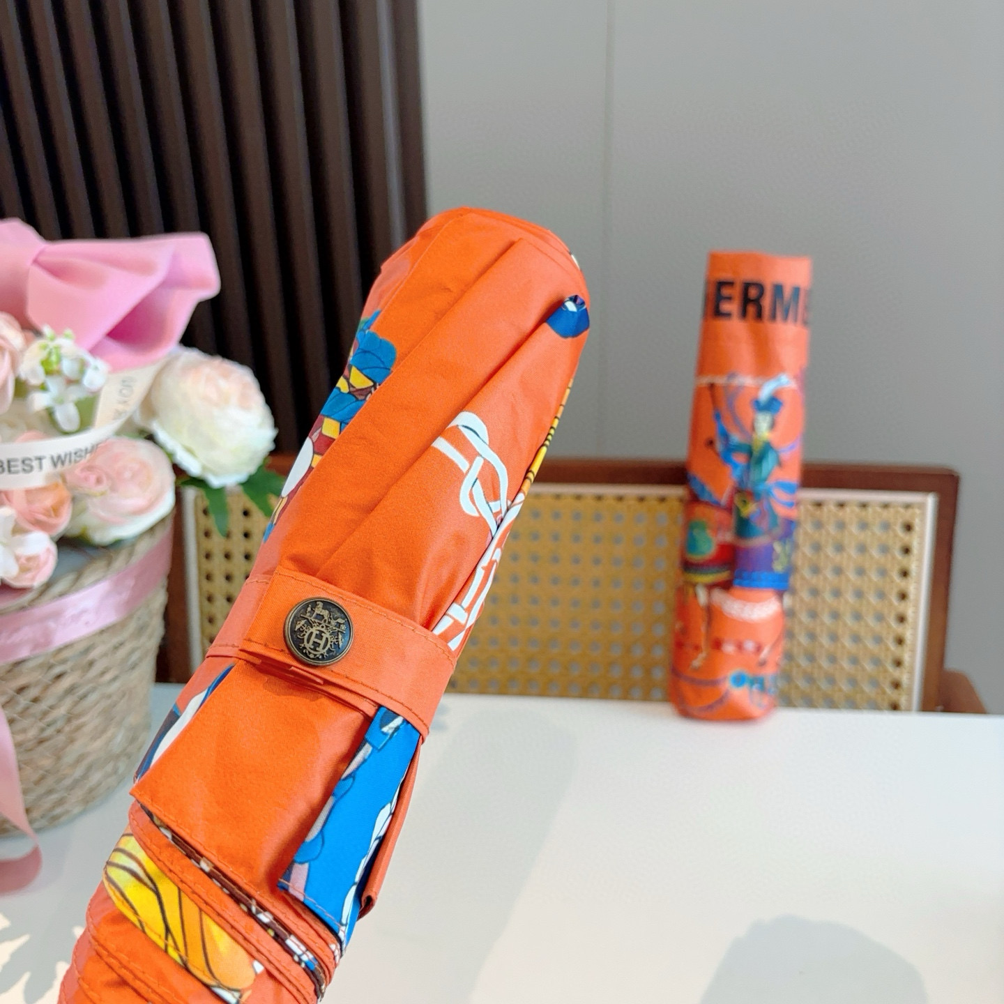 爱马仕（Hermès）   新款 极品H家三折自动伞重磅呈现 以其精湛的工艺技术和源源不断的想像力 新涂