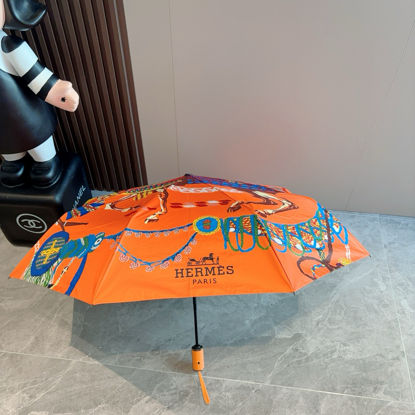 爱马仕（Hermès）   新款 极品H家三折自动伞重磅呈现 以其精湛的工艺技术和源源不断的想像力 新涂