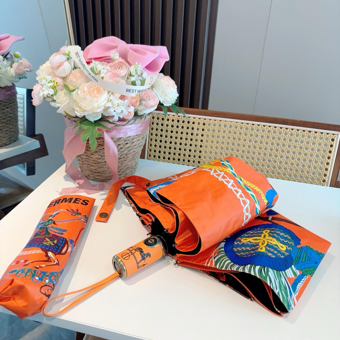 爱马仕（Hermès）   新款 极品H家三折自动伞重磅呈现 以其精湛的工艺技术和源源不断的想像力 新涂