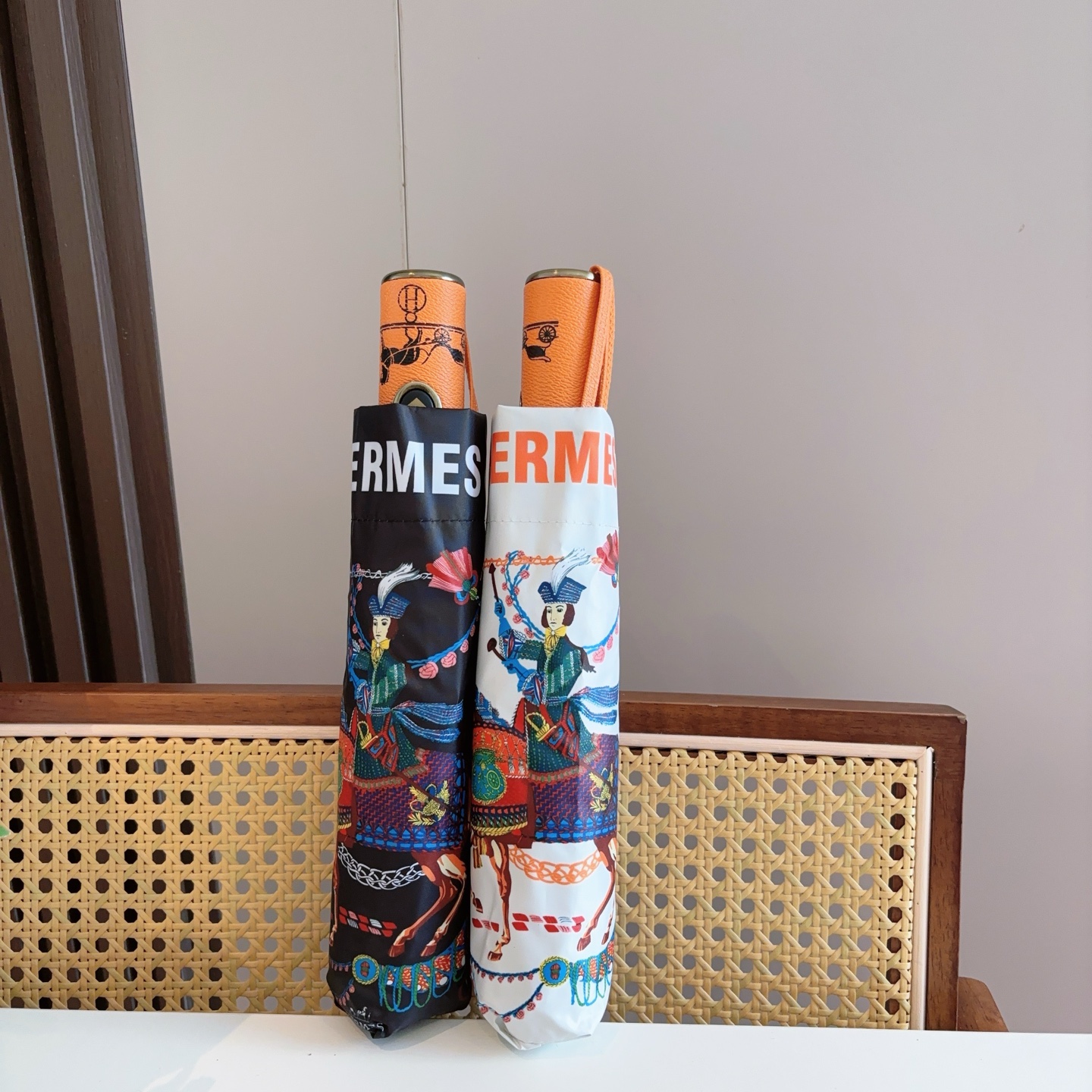 爱马仕（Hermès）   新款 极品H家三折自动伞重磅呈现 以其精湛的工艺技术和源源不断的想像力 新涂