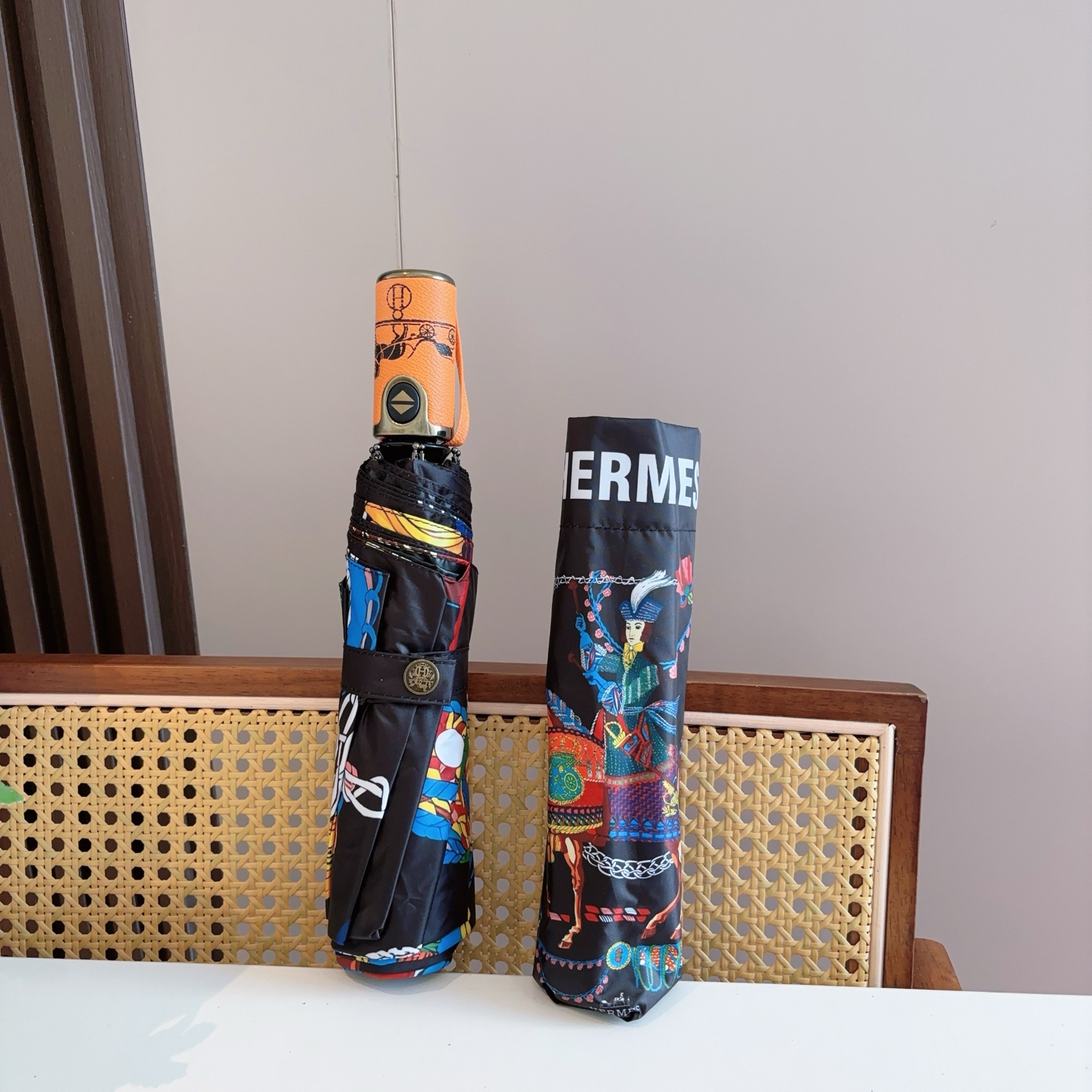 爱马仕（Hermès）   新款 极品H家三折自动伞重磅呈现 以其精湛的工艺技术和源源不断的想像力 新涂