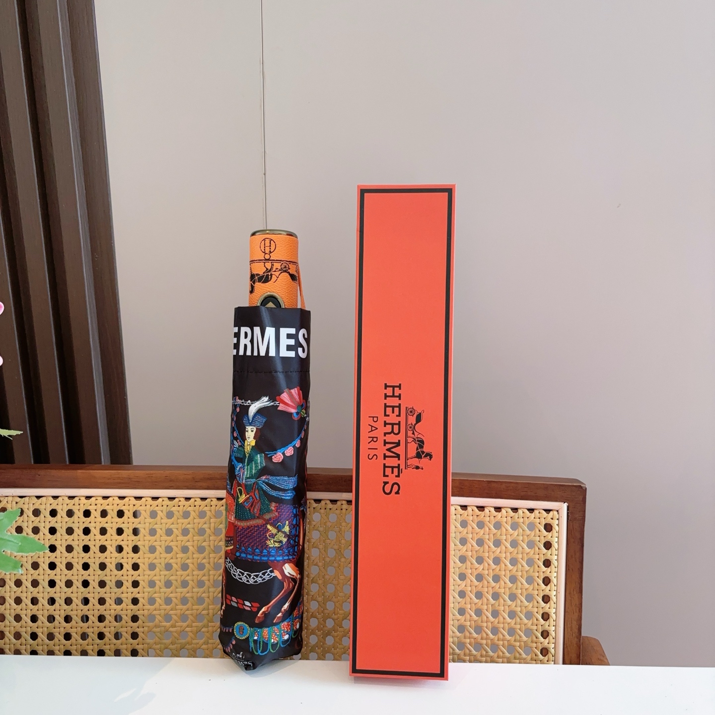 爱马仕（Hermès）   新款 极品H家三折自动伞重磅呈现 以其精湛的工艺技术和源源不断的想像力 新涂