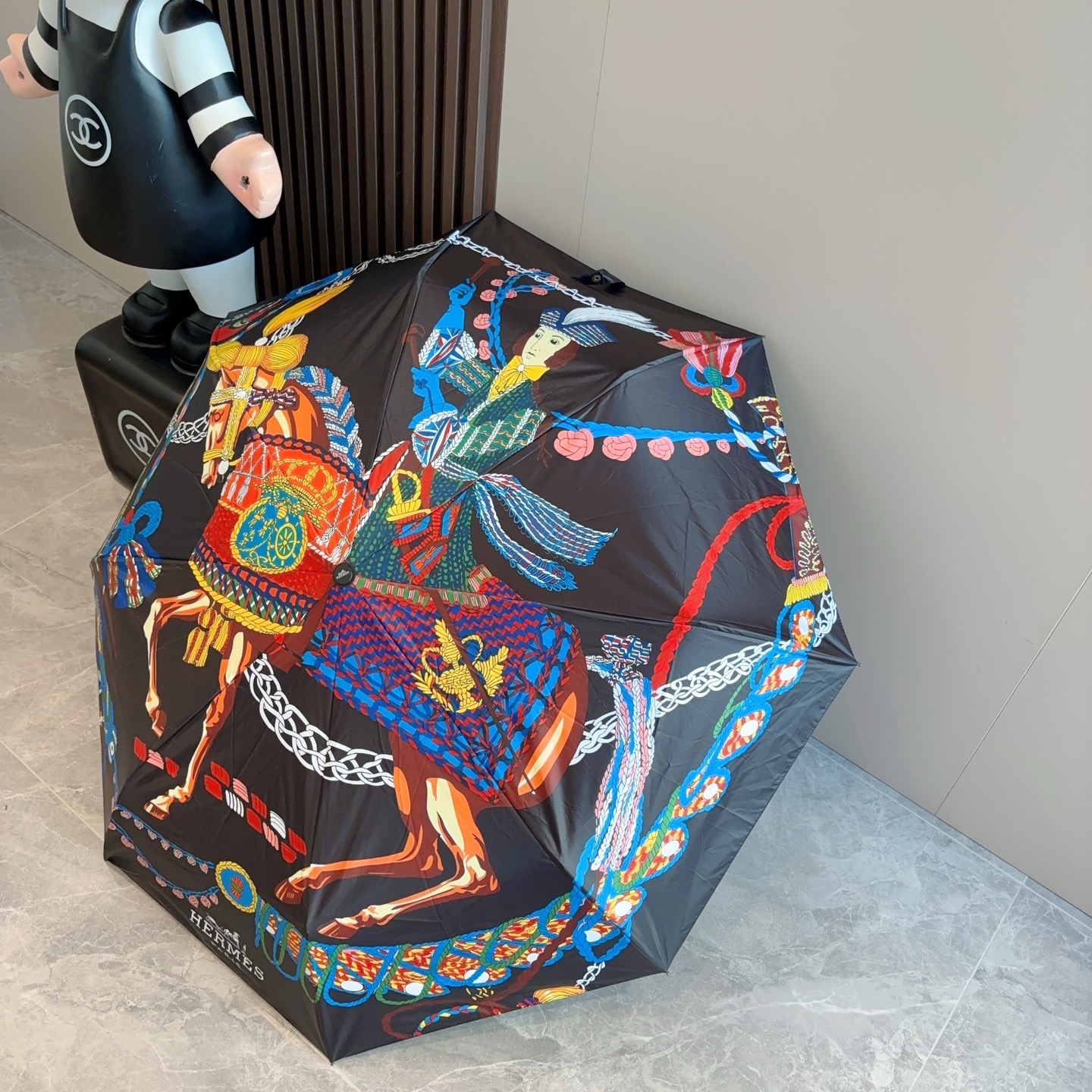 爱马仕（Hermès）   新款 极品H家三折自动伞重磅呈现 以其精湛的工艺技术和源源不断的想像力 新涂