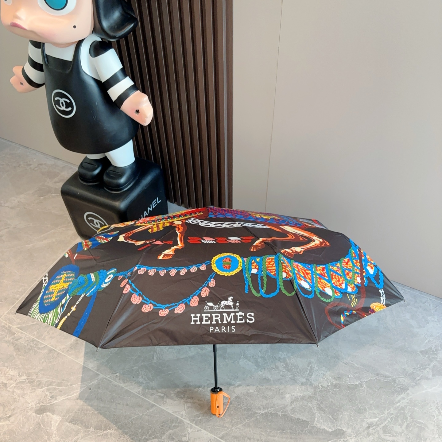 爱马仕（Hermès）   新款 极品H家三折自动伞重磅呈现 以其精湛的工艺技术和源源不断的想像力 新涂