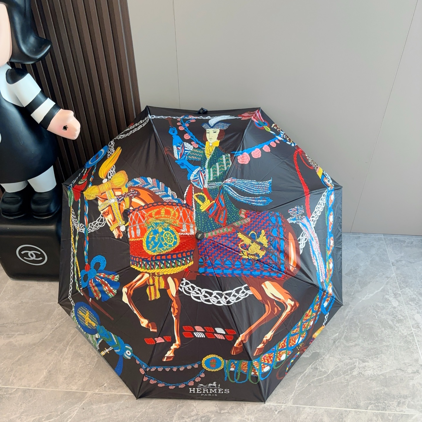 爱马仕（Hermès）   新款 极品H家三折自动伞重磅呈现 以其精湛的工艺技术和源源不断的想像力 新涂