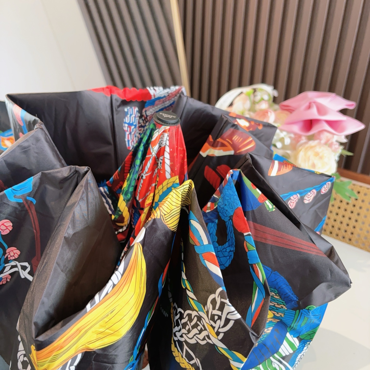 爱马仕（Hermès）   新款 极品H家三折自动伞重磅呈现 以其精湛的工艺技术和源源不断的想像力 新涂