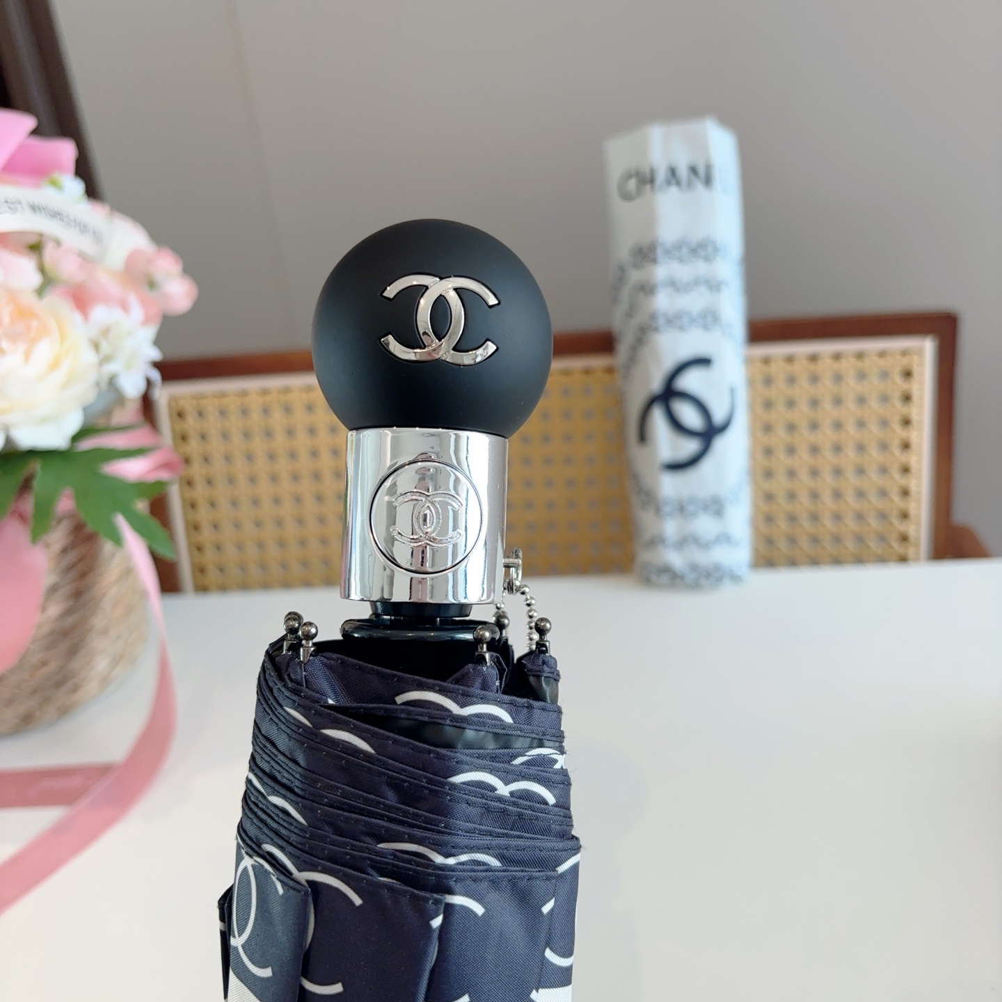  CHANEL（香奈儿）三折自动折叠晴雨伞 集合香奈儿灵魂LOGO为一体的设计风格高雅奢华 带在身上带来
