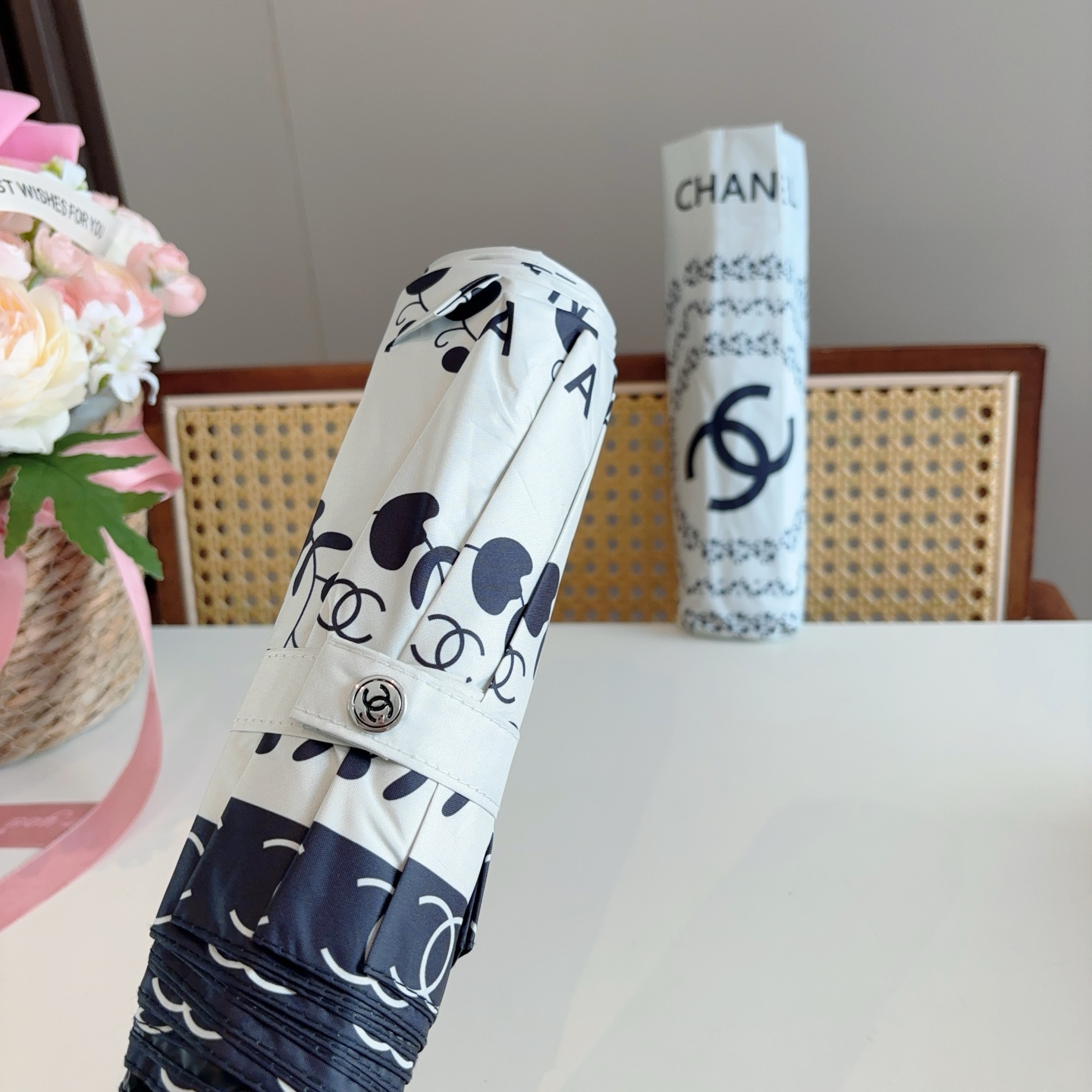  CHANEL（香奈儿）三折自动折叠晴雨伞 集合香奈儿灵魂LOGO为一体的设计风格高雅奢华 带在身上带来