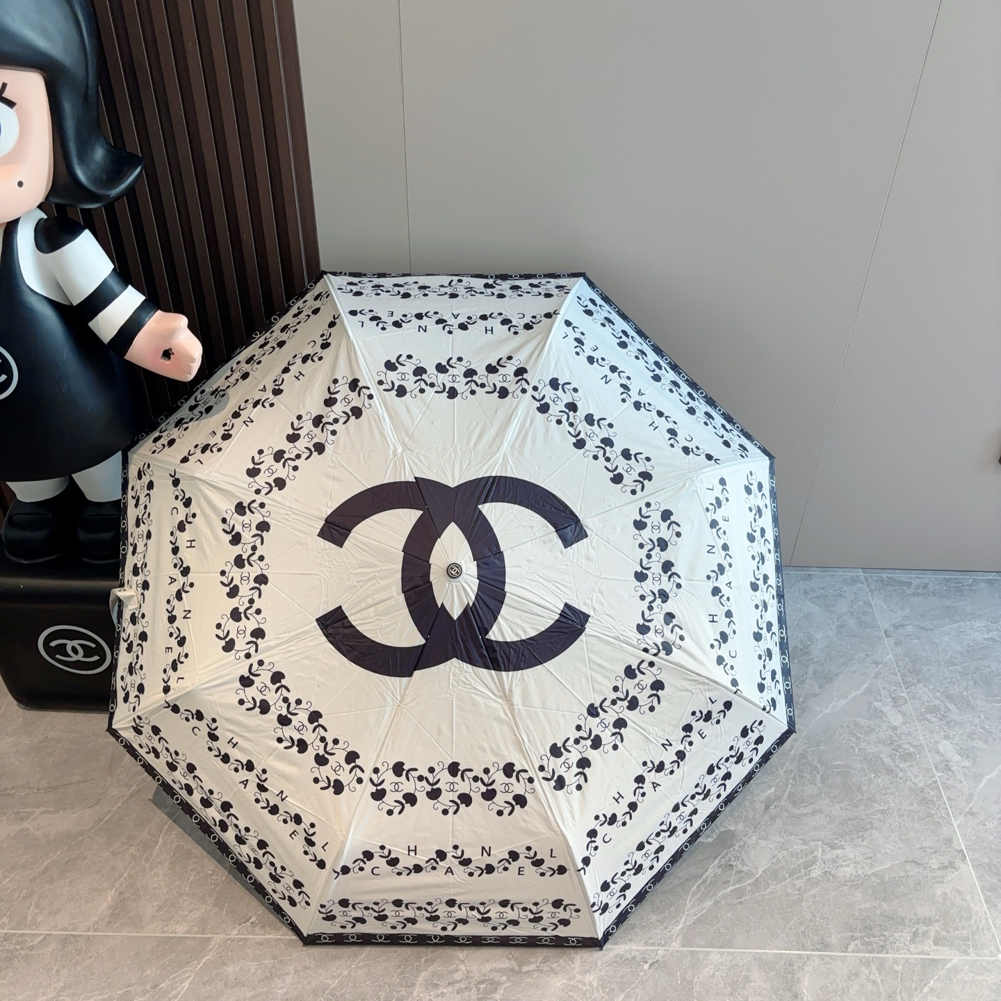  CHANEL（香奈儿）三折自动折叠晴雨伞 集合香奈儿灵魂LOGO为一体的设计风格高雅奢华 带在身上带来