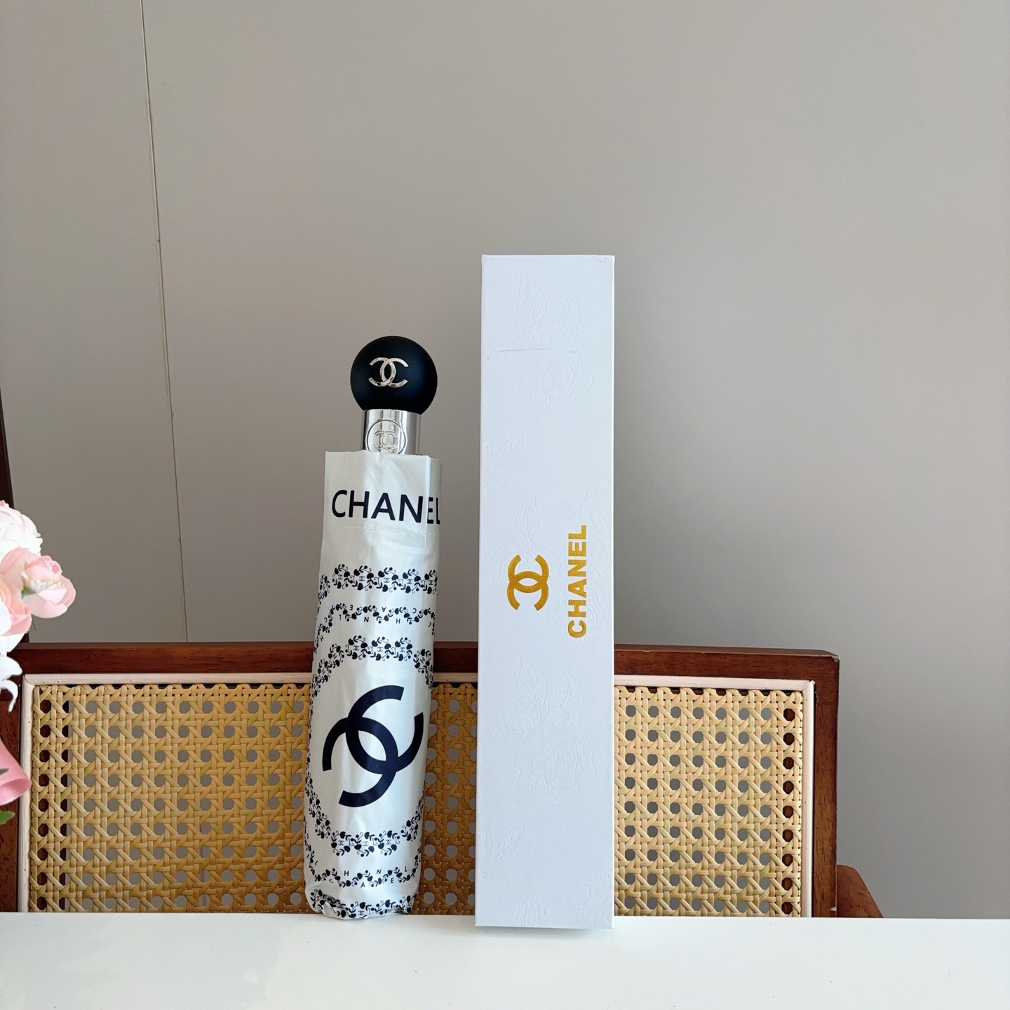  CHANEL（香奈儿）三折自动折叠晴雨伞 集合香奈儿灵魂LOGO为一体的设计风格高雅奢华 带在身上带来