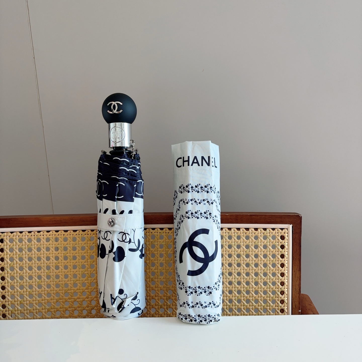  CHANEL（香奈儿）三折自动折叠晴雨伞 集合香奈儿灵魂LOGO为一体的设计风格高雅奢华 带在身上带来