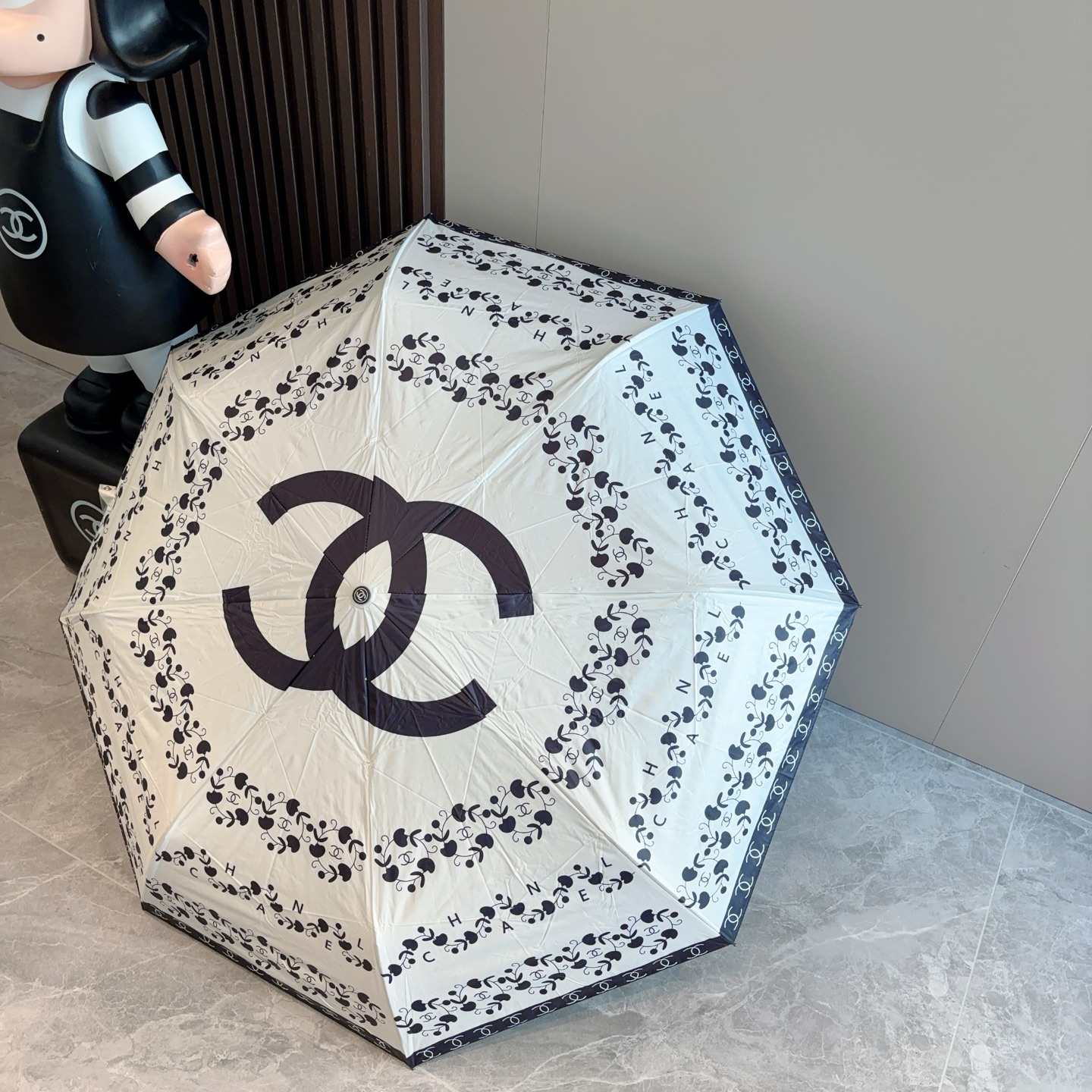  CHANEL（香奈儿）三折自动折叠晴雨伞 集合香奈儿灵魂LOGO为一体的设计风格高雅奢华 带在身上带来