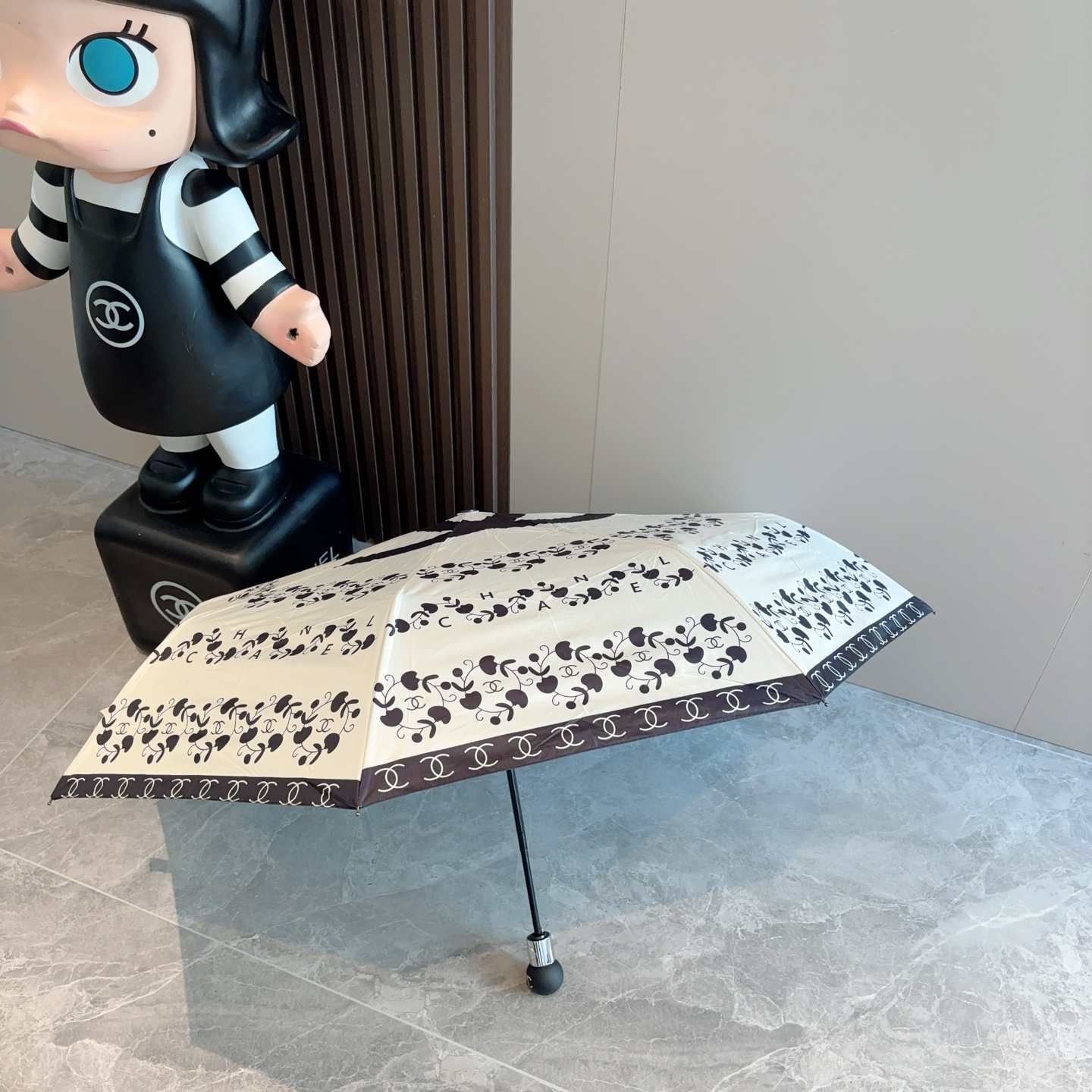  CHANEL（香奈儿）三折自动折叠晴雨伞 集合香奈儿灵魂LOGO为一体的设计风格高雅奢华 带在身上带来