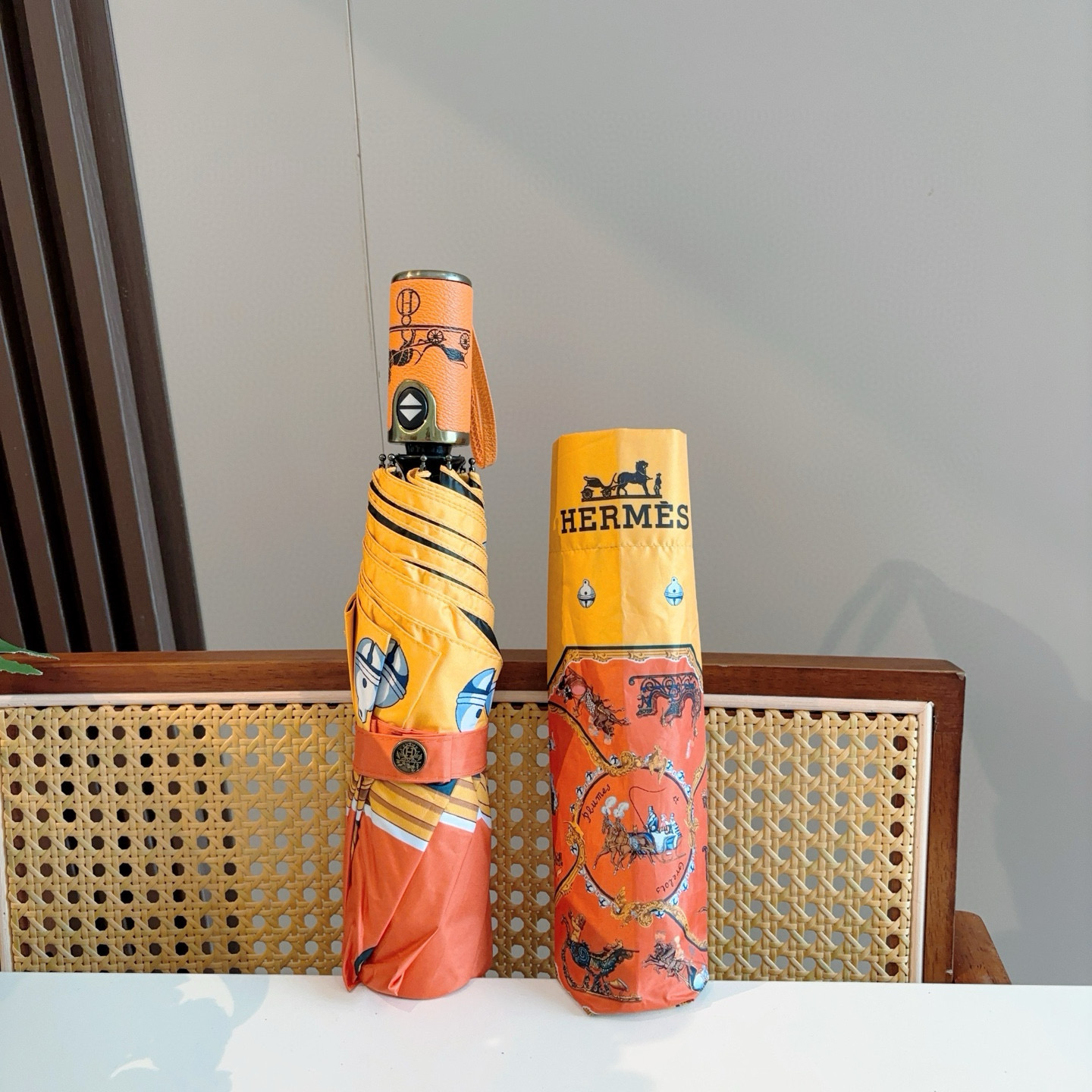 爱马仕（Hermès）   新款 极品H家三折自动伞重磅呈现 以其精湛的工艺技术和源源不断的想像力 新涂