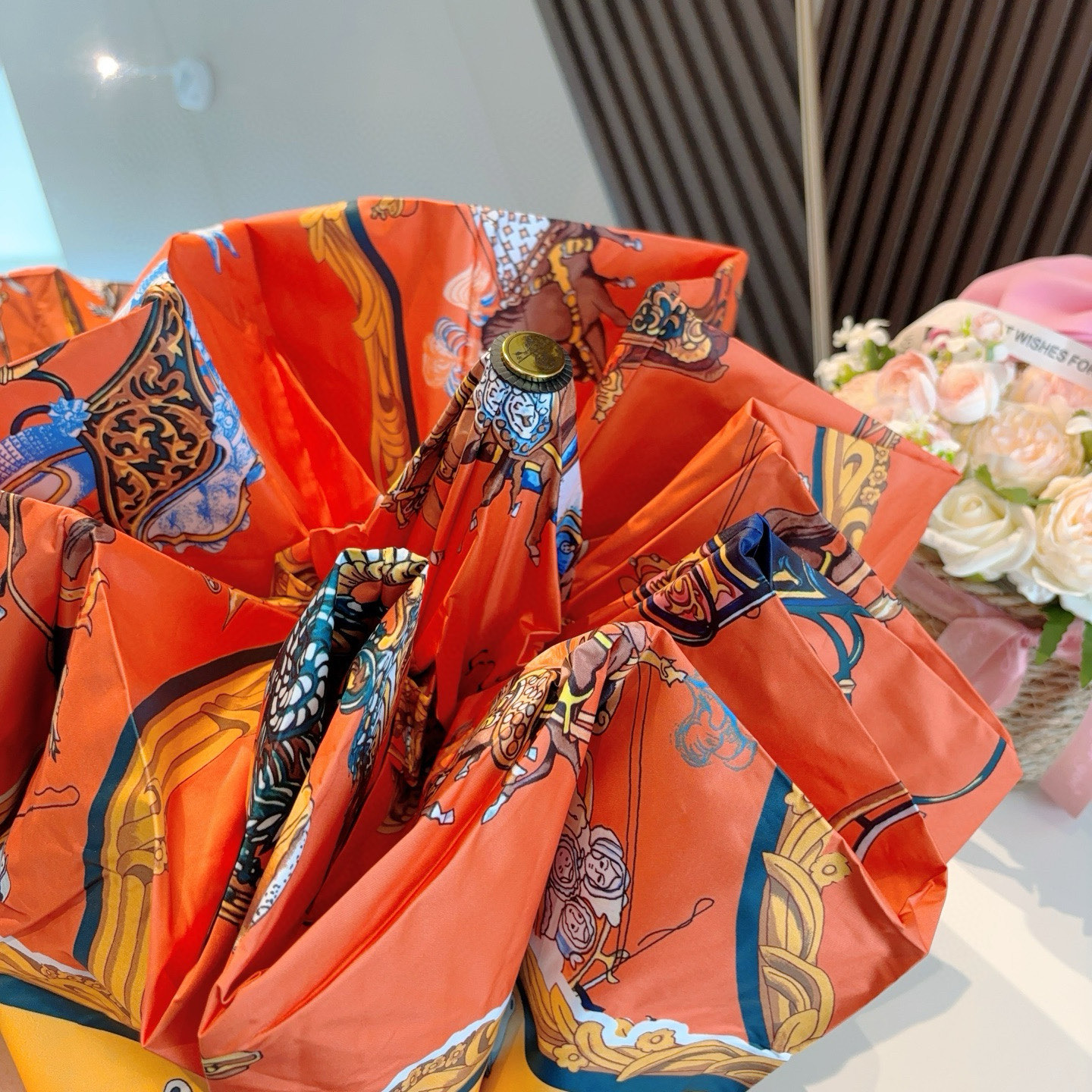 爱马仕（Hermès）   新款 极品H家三折自动伞重磅呈现 以其精湛的工艺技术和源源不断的想像力 新涂