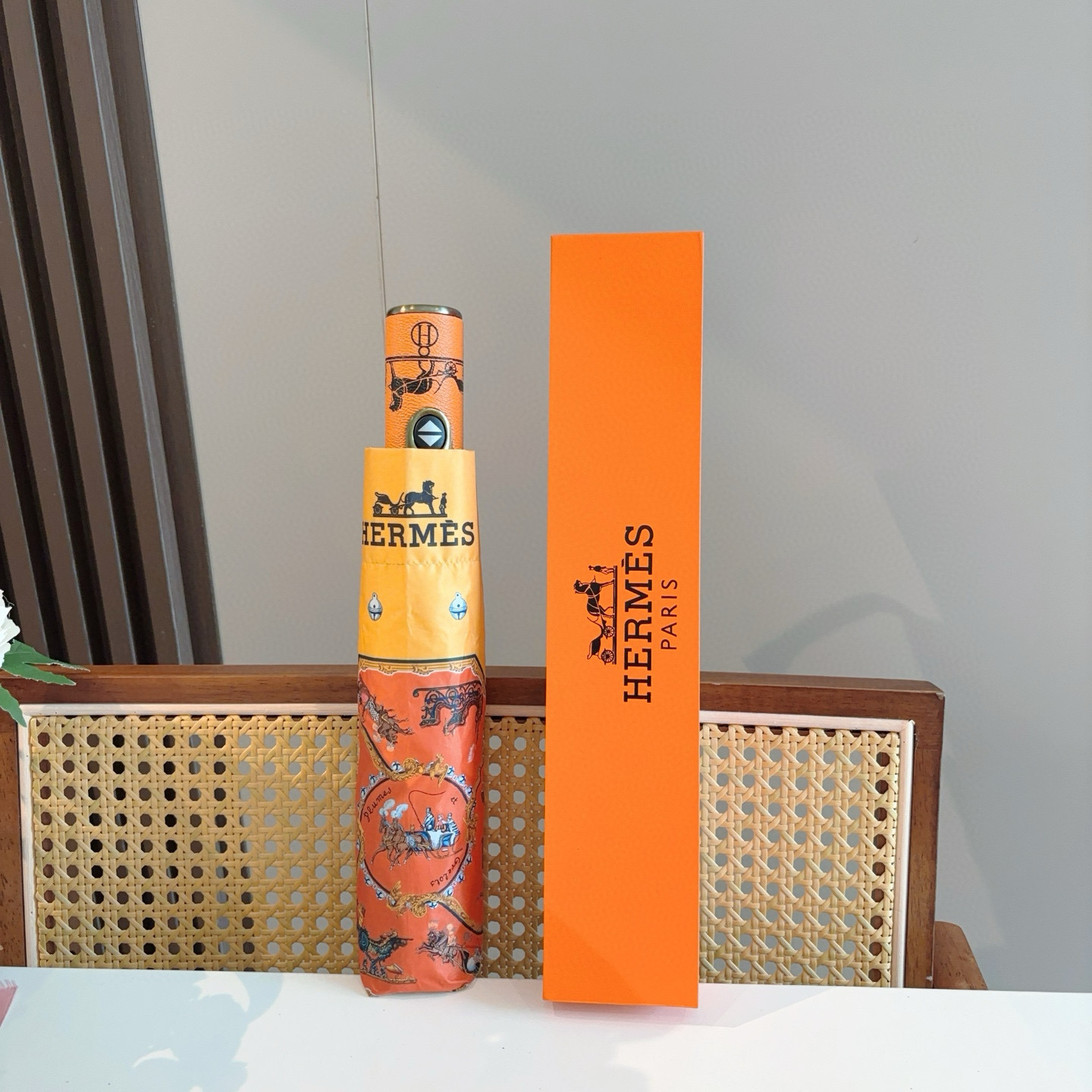 爱马仕（Hermès）   新款 极品H家三折自动伞重磅呈现 以其精湛的工艺技术和源源不断的想像力 新涂