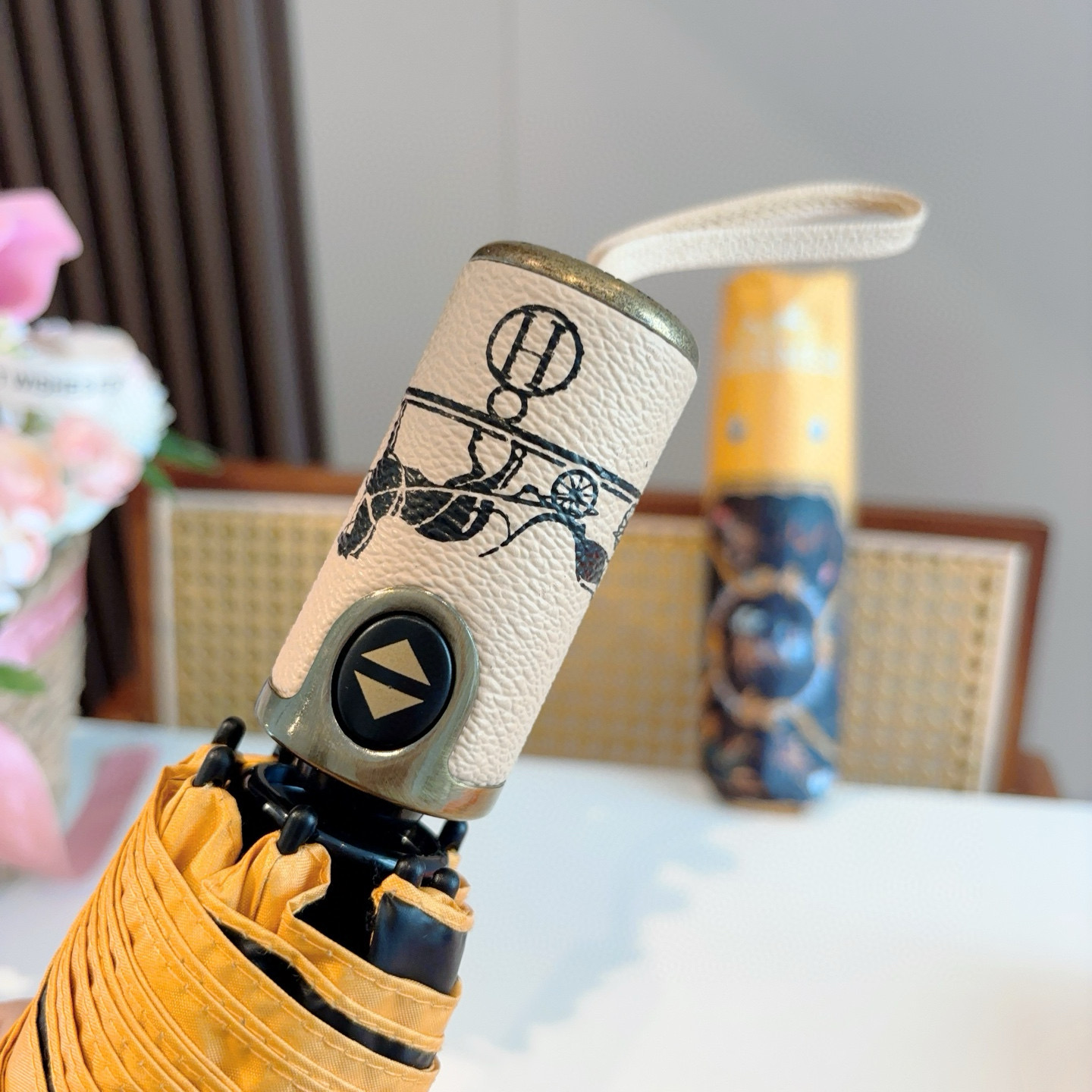 爱马仕（Hermès）   新款 极品H家三折自动伞重磅呈现 以其精湛的工艺技术和源源不断的想像力 新涂