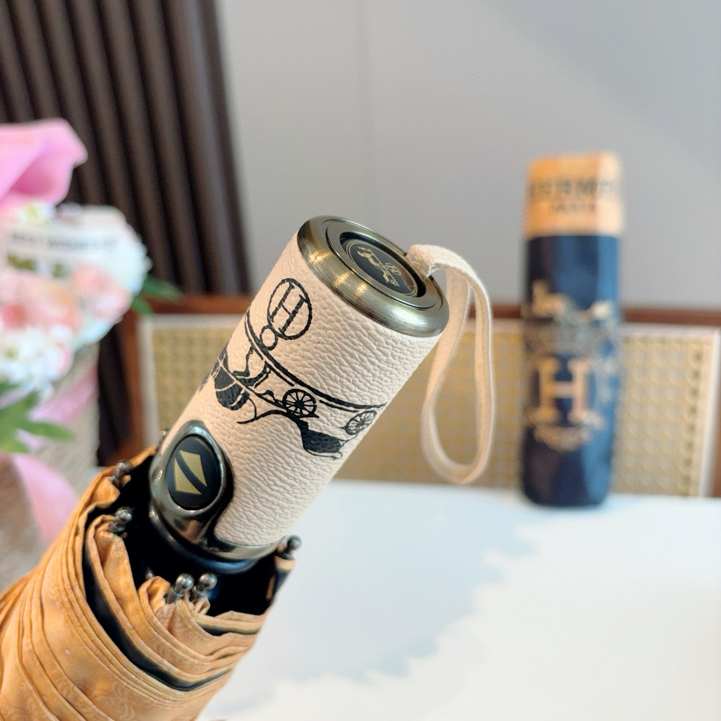 爱马仕（Hermès）   新款 极品H家三折自动伞重磅呈现 以其精湛的工艺技术和源源不断的想像力 新涂