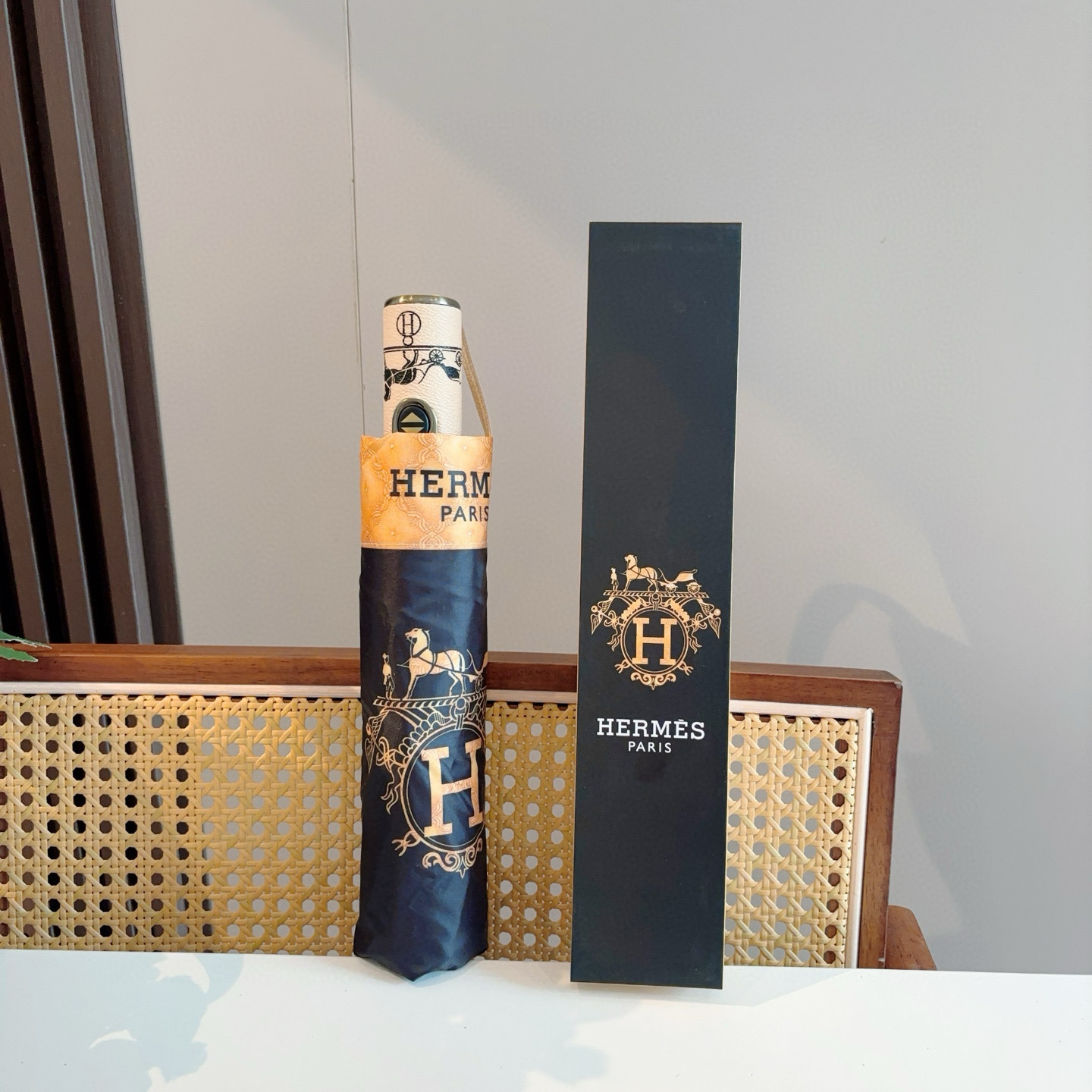 爱马仕（Hermès）   新款 极品H家三折自动伞重磅呈现 以其精湛的工艺技术和源源不断的想像力 新涂