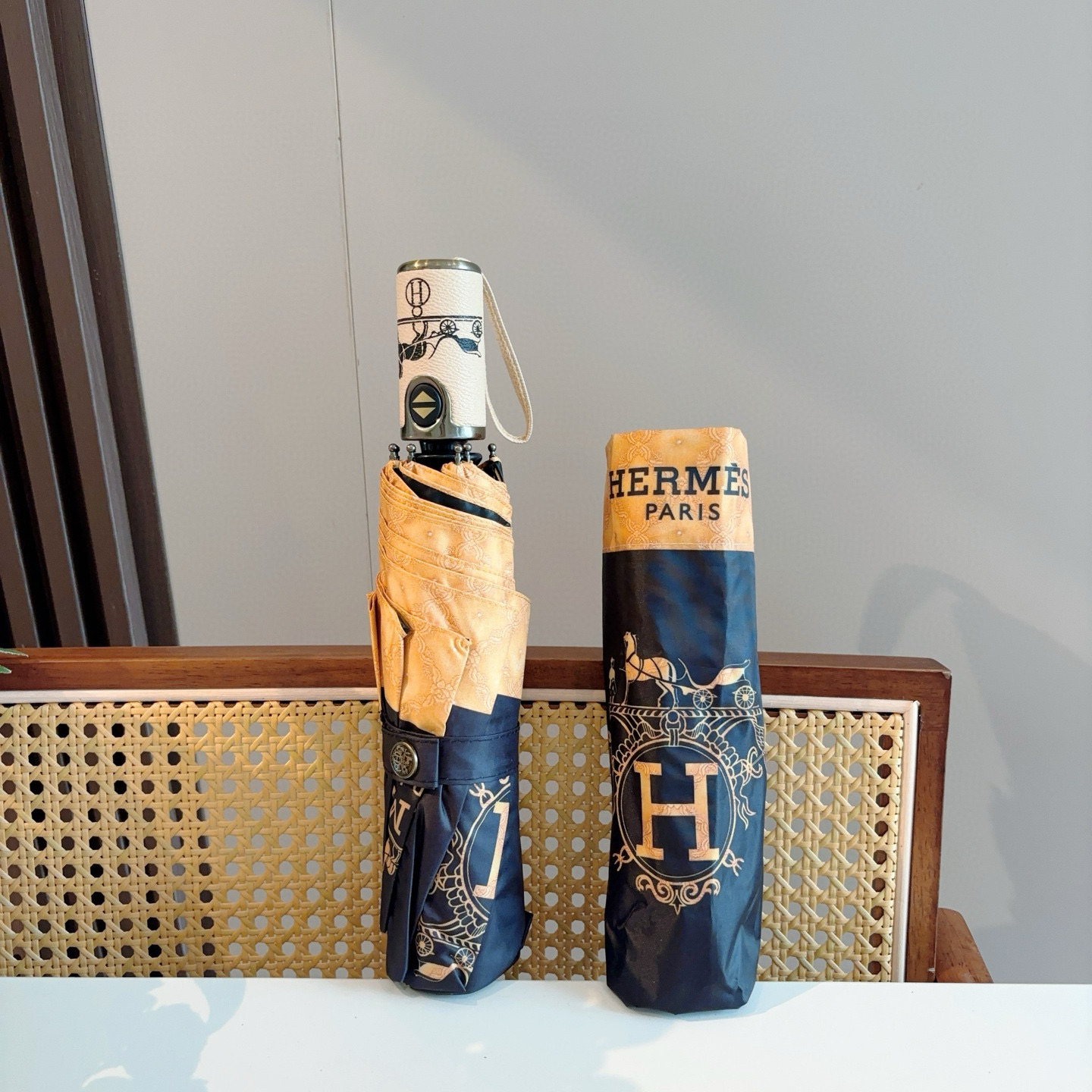 爱马仕（Hermès）   新款 极品H家三折自动伞重磅呈现 以其精湛的工艺技术和源源不断的想像力 新涂
