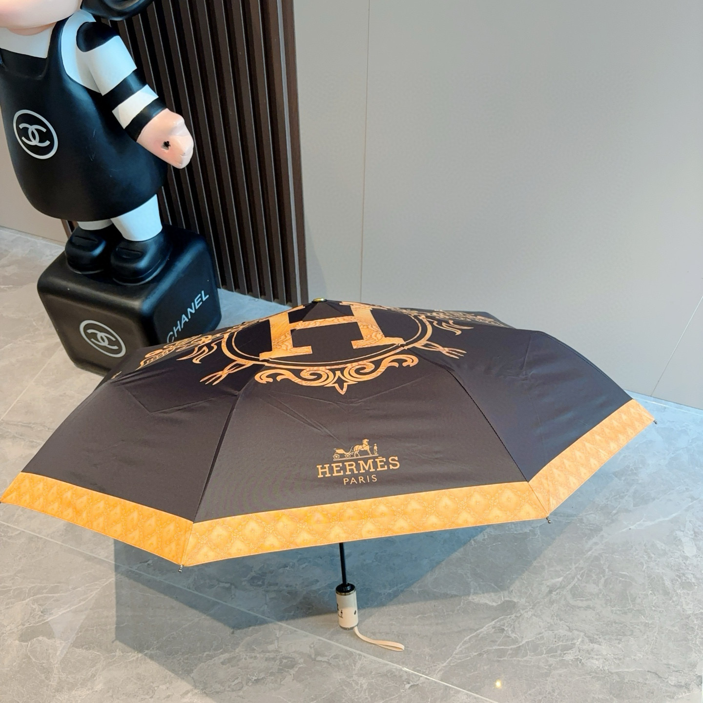 爱马仕（Hermès）   新款 极品H家三折自动伞重磅呈现 以其精湛的工艺技术和源源不断的想像力 新涂