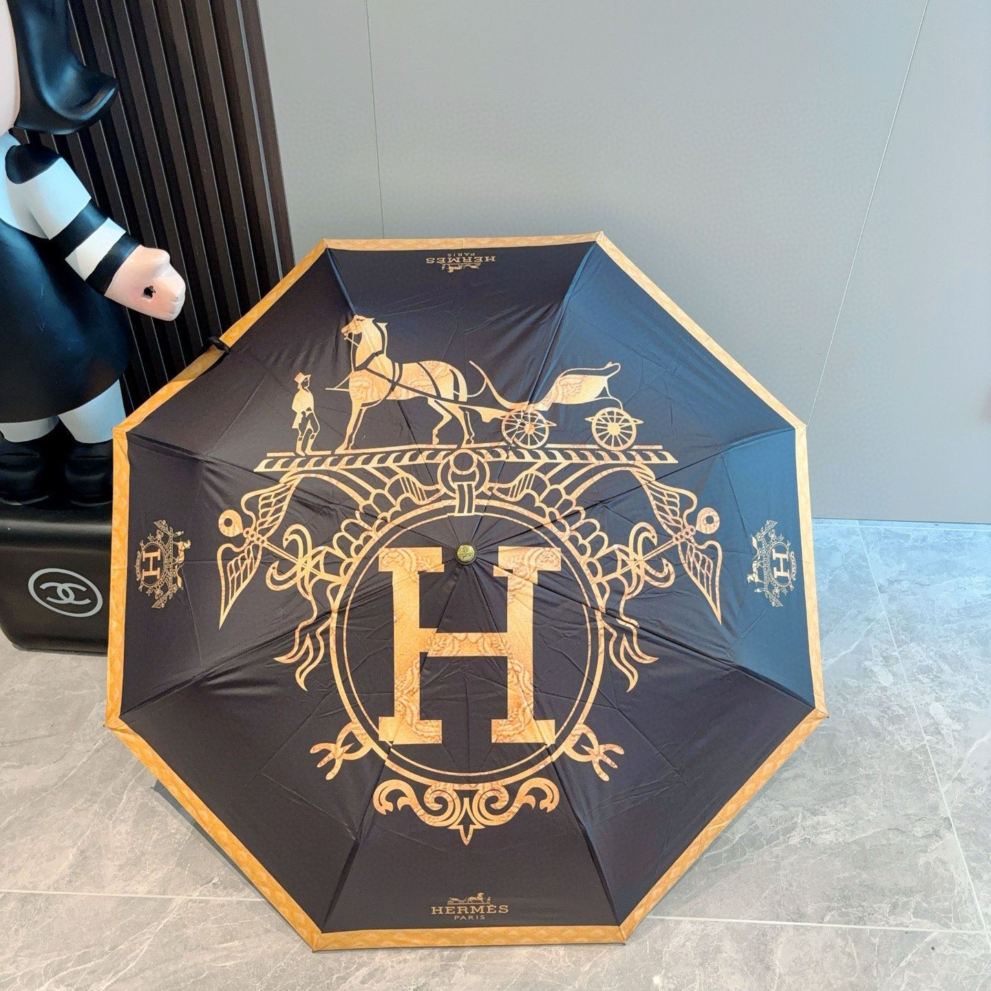 爱马仕（Hermès）   新款 极品H家三折自动伞重磅呈现 以其精湛的工艺技术和源源不断的想像力 新涂