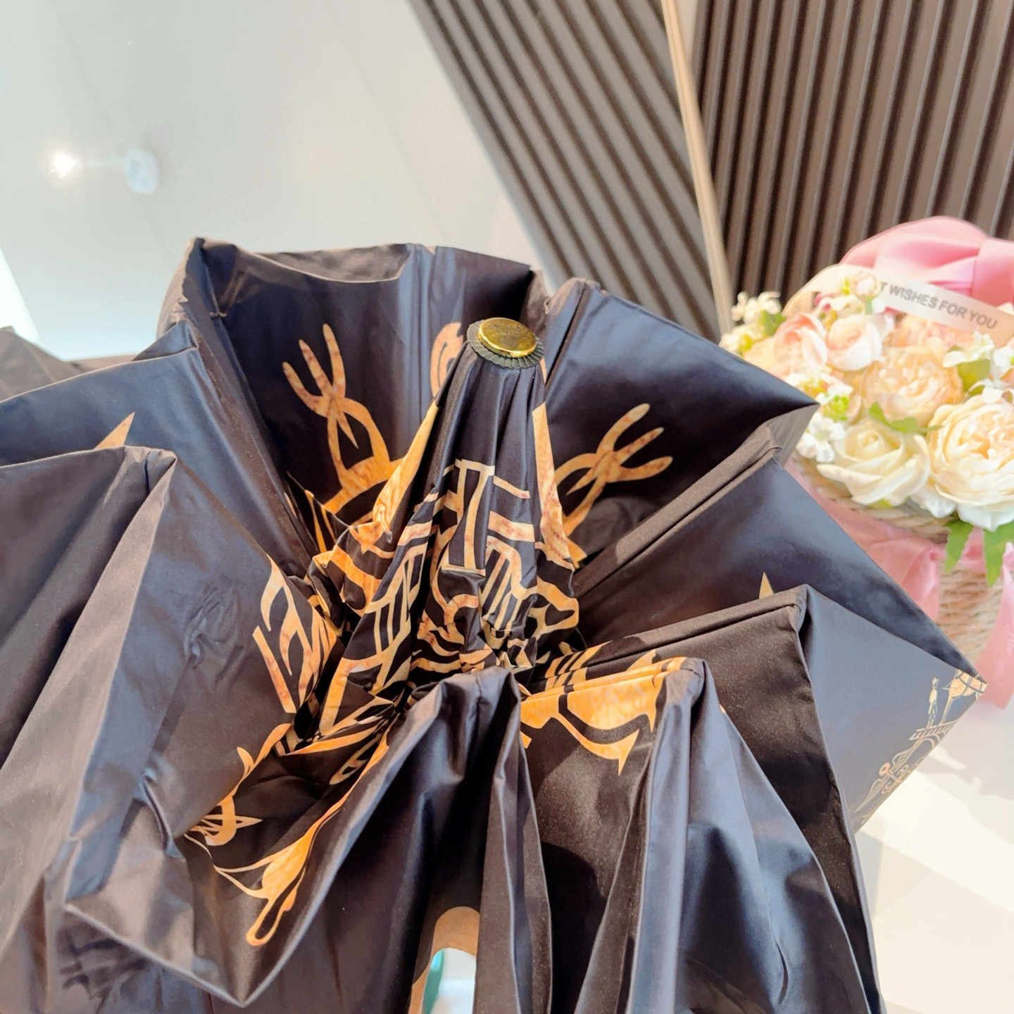 爱马仕（Hermès）   新款 极品H家三折自动伞重磅呈现 以其精湛的工艺技术和源源不断的想像力 新涂