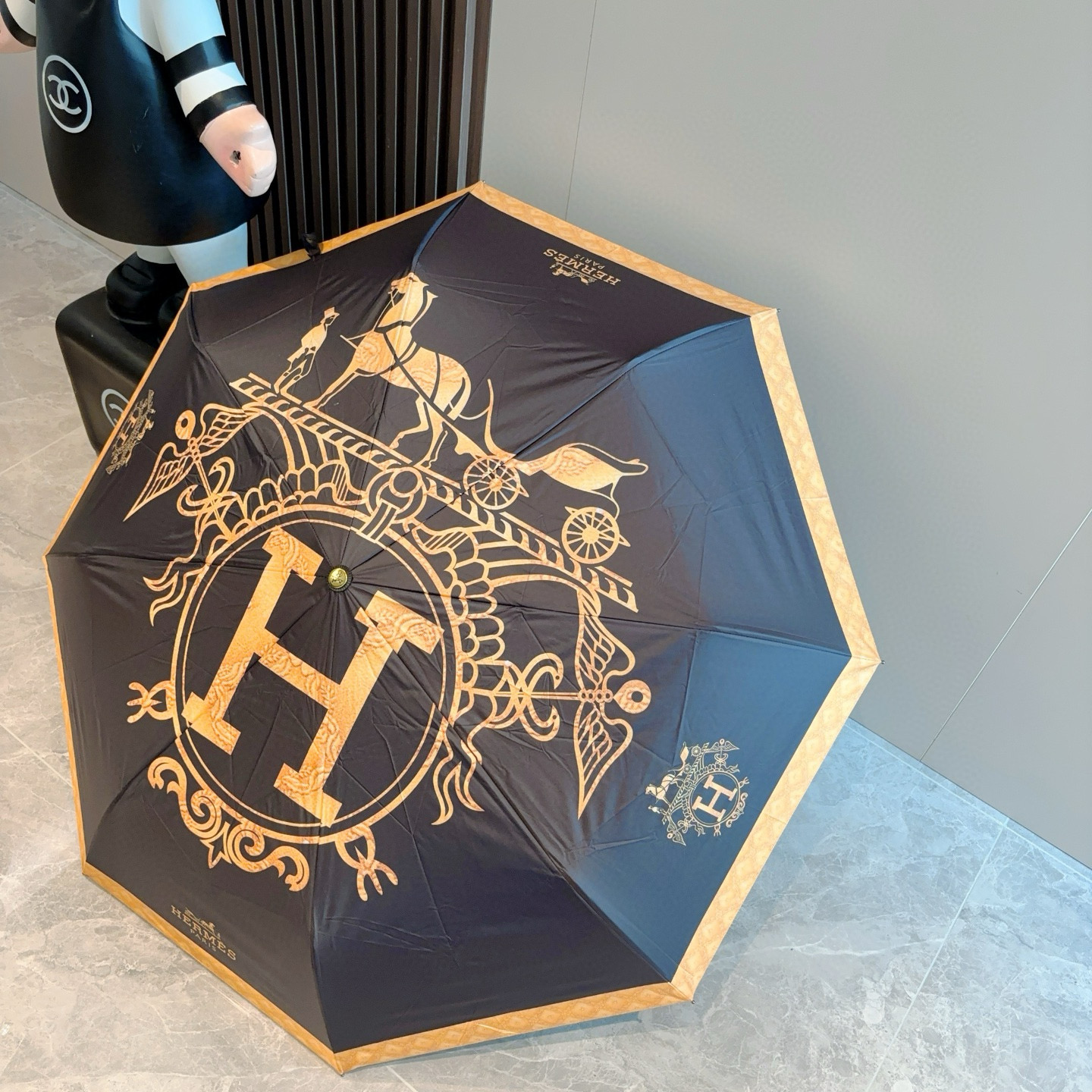 爱马仕（Hermès）   新款 极品H家三折自动伞重磅呈现 以其精湛的工艺技术和源源不断的想像力 新涂