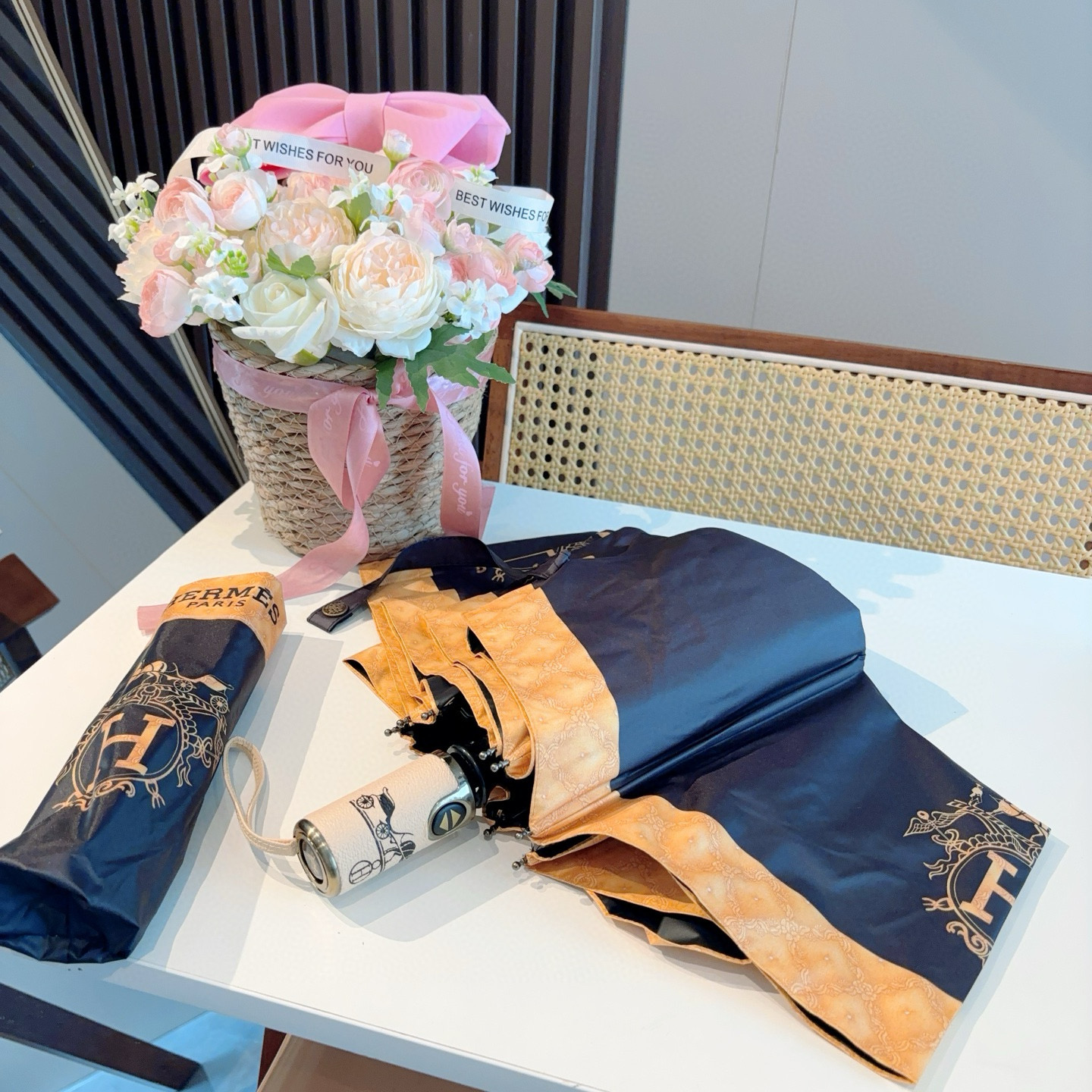 爱马仕（Hermès）   新款 极品H家三折自动伞重磅呈现 以其精湛的工艺技术和源源不断的想像力 新涂