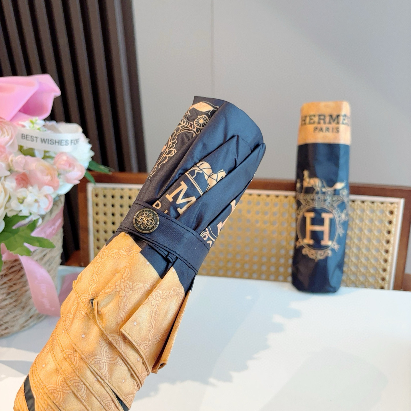爱马仕（Hermès）   新款 极品H家三折自动伞重磅呈现 以其精湛的工艺技术和源源不断的想像力 新涂
