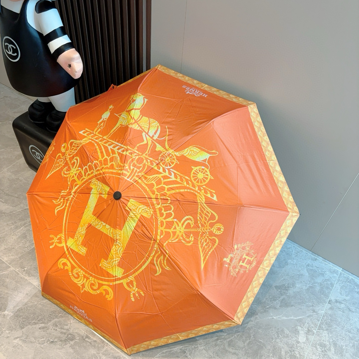 爱马仕（Hermès）   新款 极品H家三折自动伞重磅呈现 以其精湛的工艺技术和源源不断的想像力 新涂