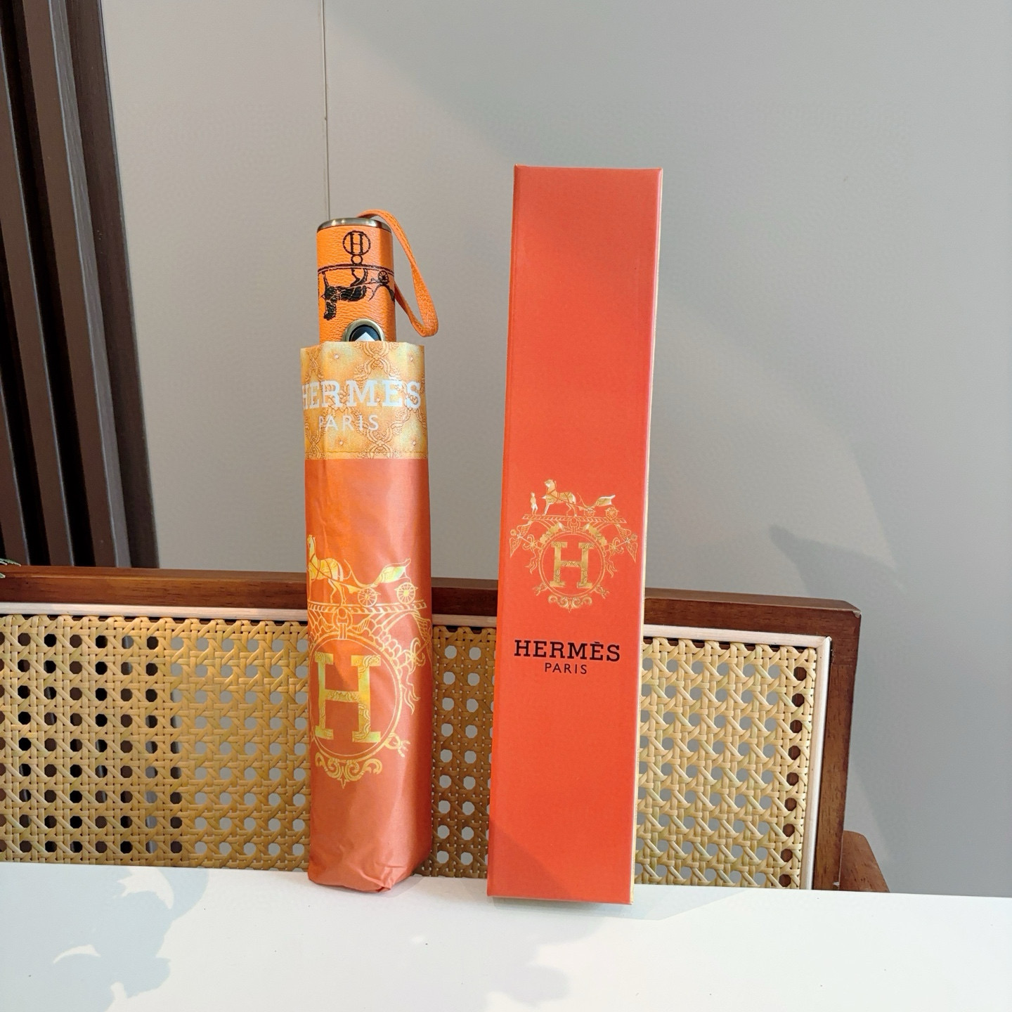 爱马仕（Hermès）   新款 极品H家三折自动伞重磅呈现 以其精湛的工艺技术和源源不断的想像力 新涂