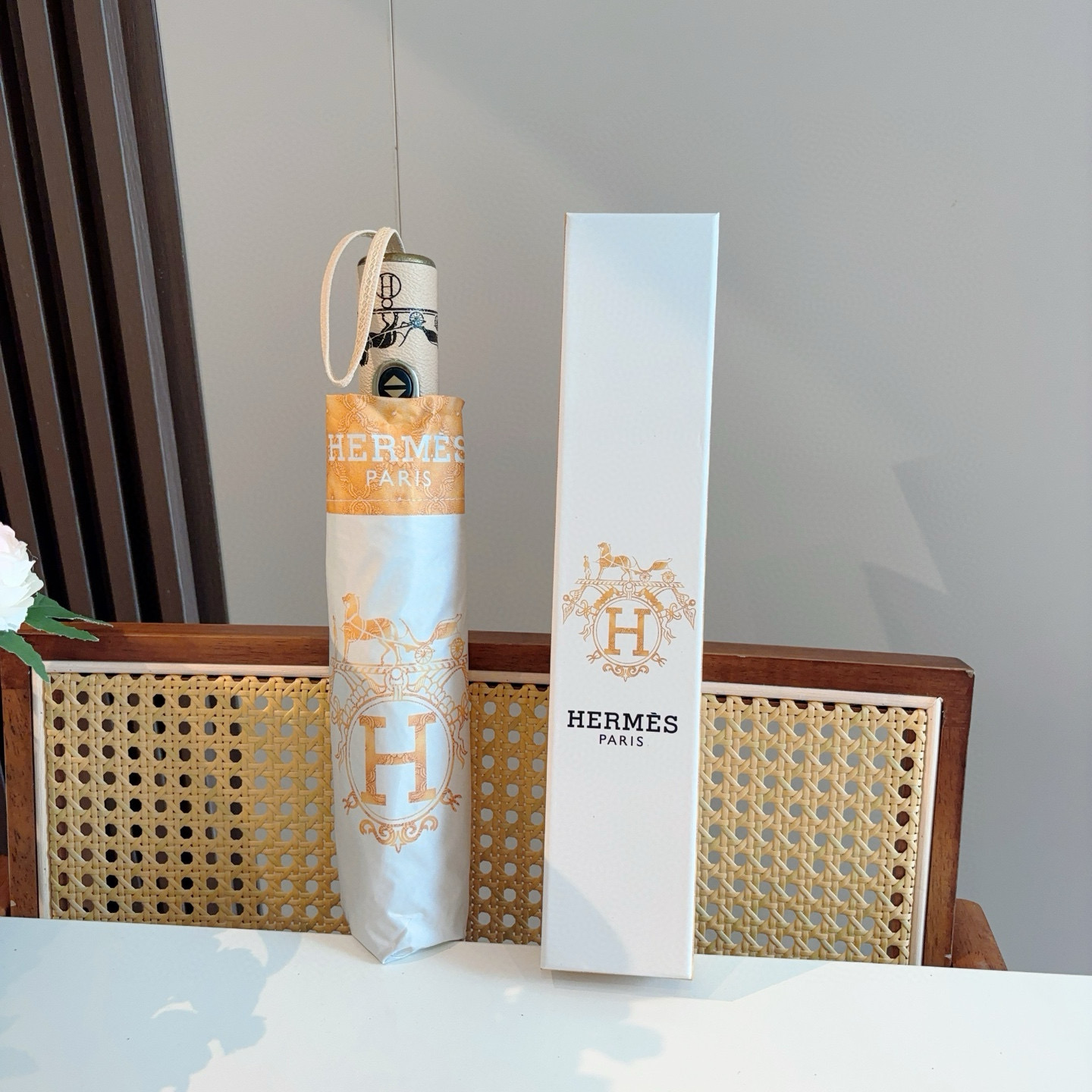 爱马仕（Hermès）   新款 极品H家三折自动伞重磅呈现 以其精湛的工艺技术和源源不断的想像力 新涂