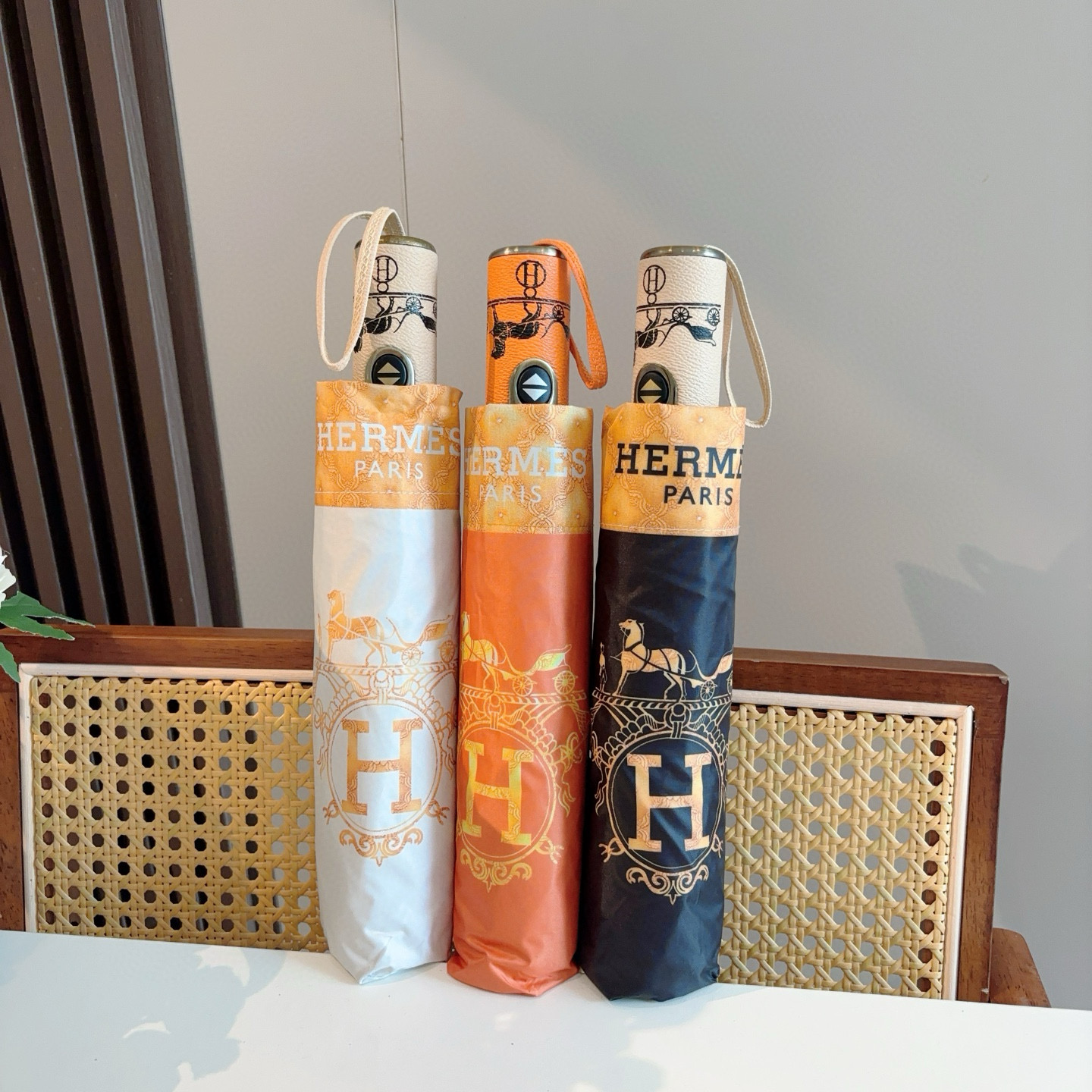 爱马仕（Hermès）   新款 极品H家三折自动伞重磅呈现 以其精湛的工艺技术和源源不断的想像力 新涂