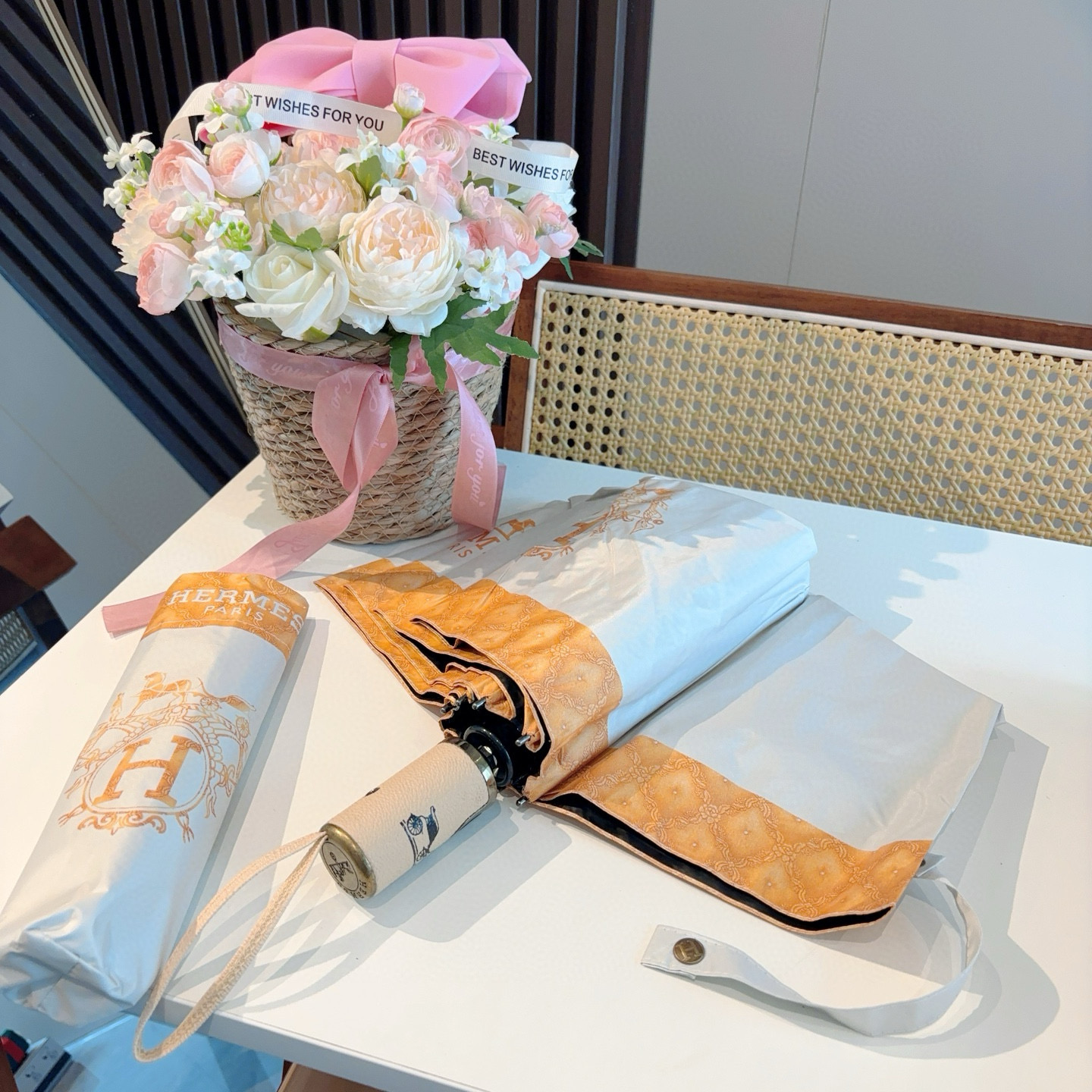 爱马仕（Hermès）   新款 极品H家三折自动伞重磅呈现 以其精湛的工艺技术和源源不断的想像力 新涂